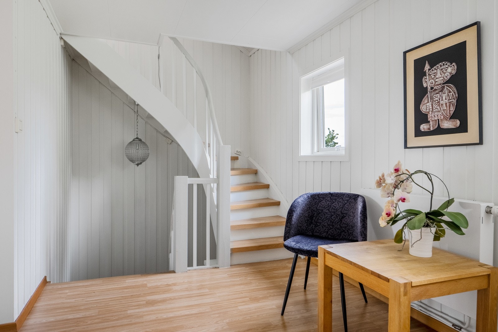 Gang i 2.etasje med trapp opp til loftsetasjen. Galleribilde