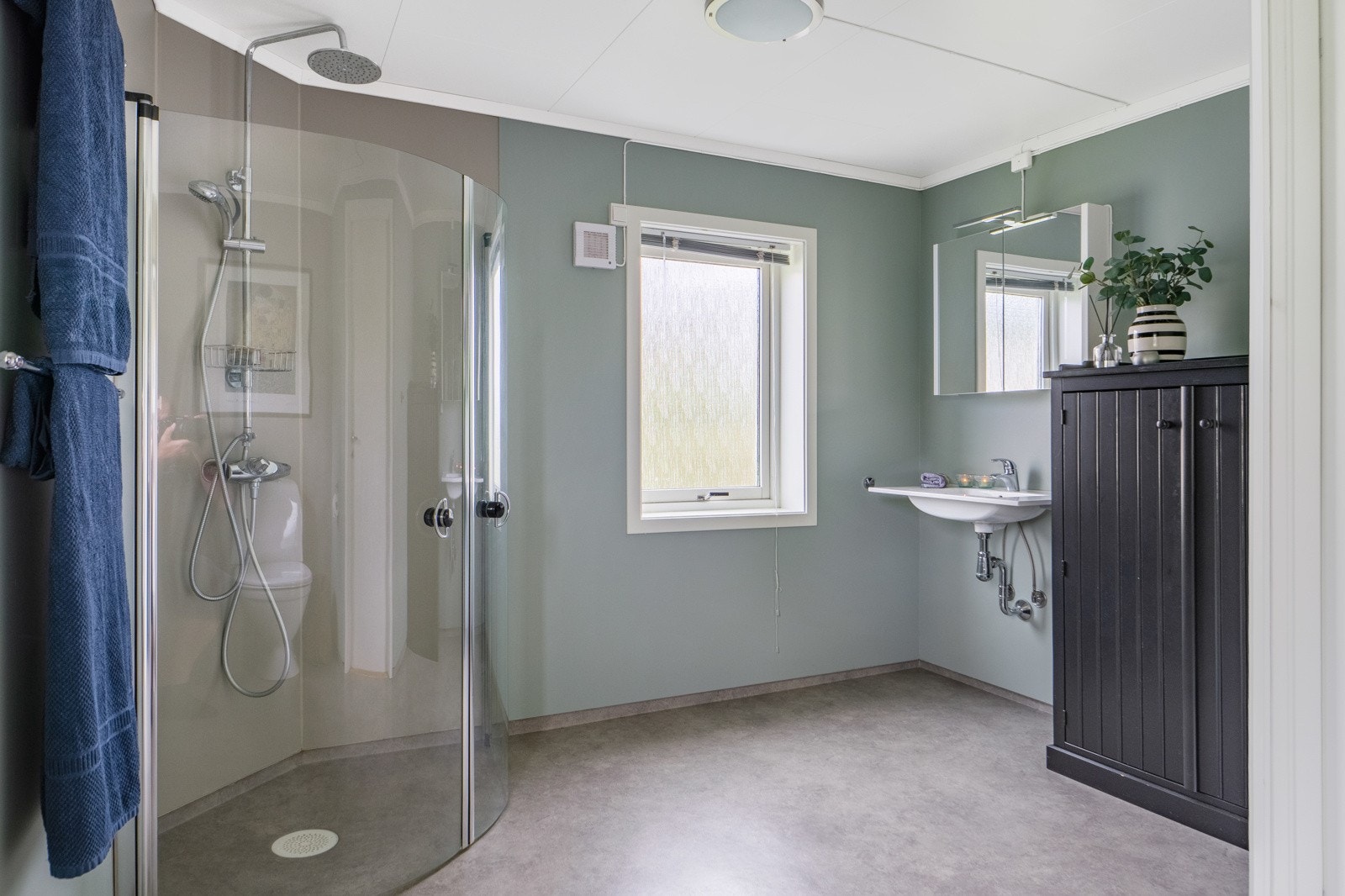 Badet i 2.etasje har toalett, dusjhjørne og servant. Galleribilde