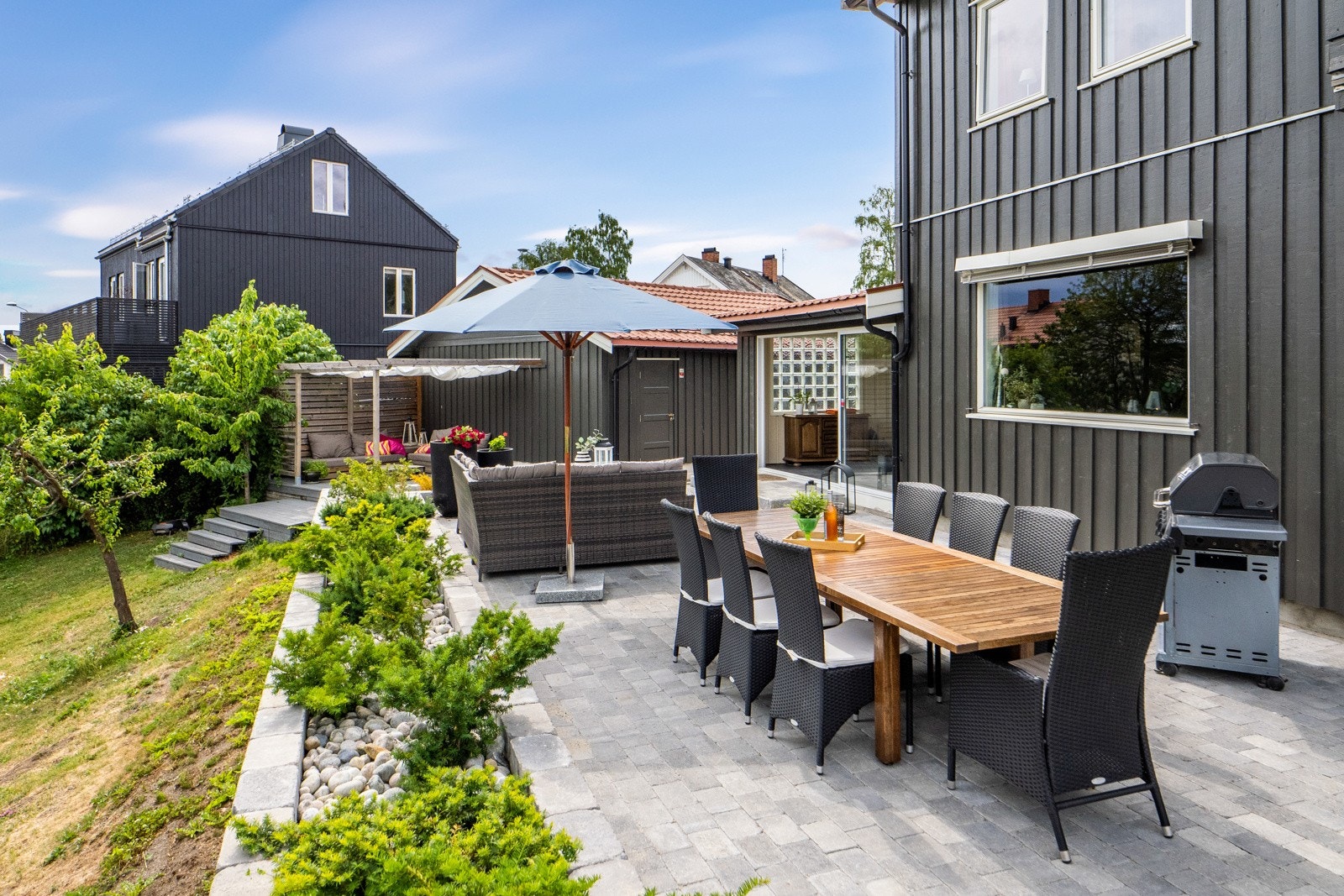 Her kan man ha middagsselskap, kaffeslaberas eller nyte kvelden så fremt været tillater det. Galleribilde