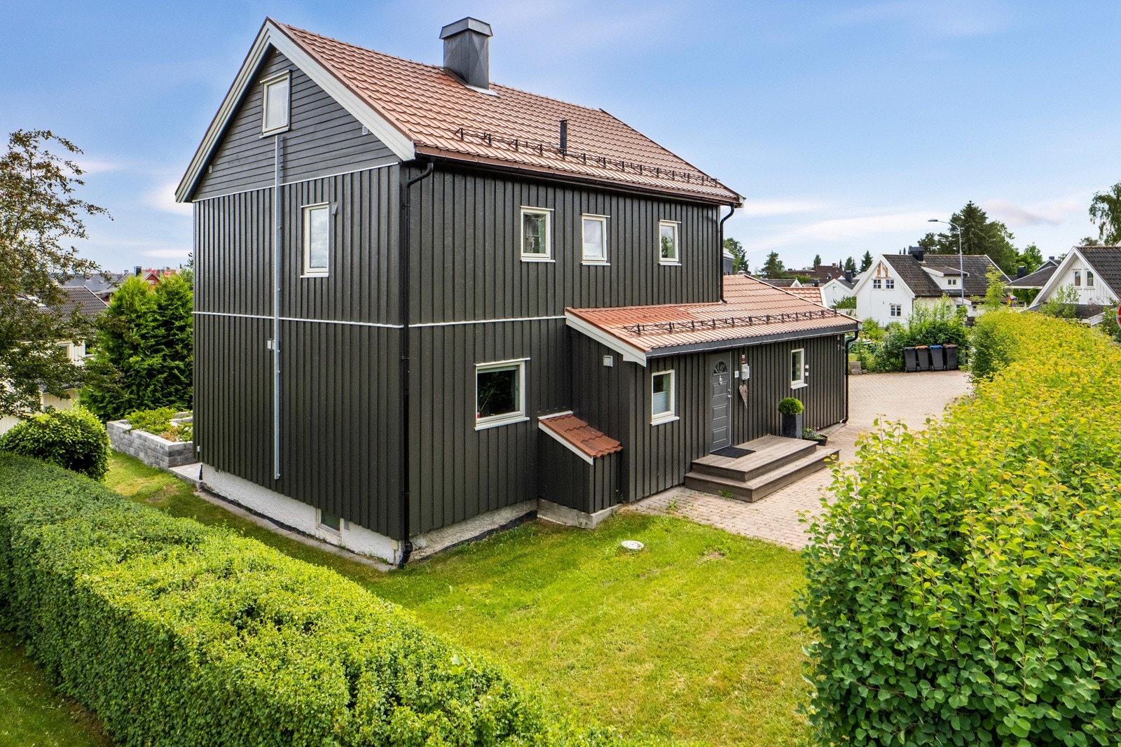 Eiendommen ligger med skjermet, solrik og barnevennlig beliggenhet. Galleribilde