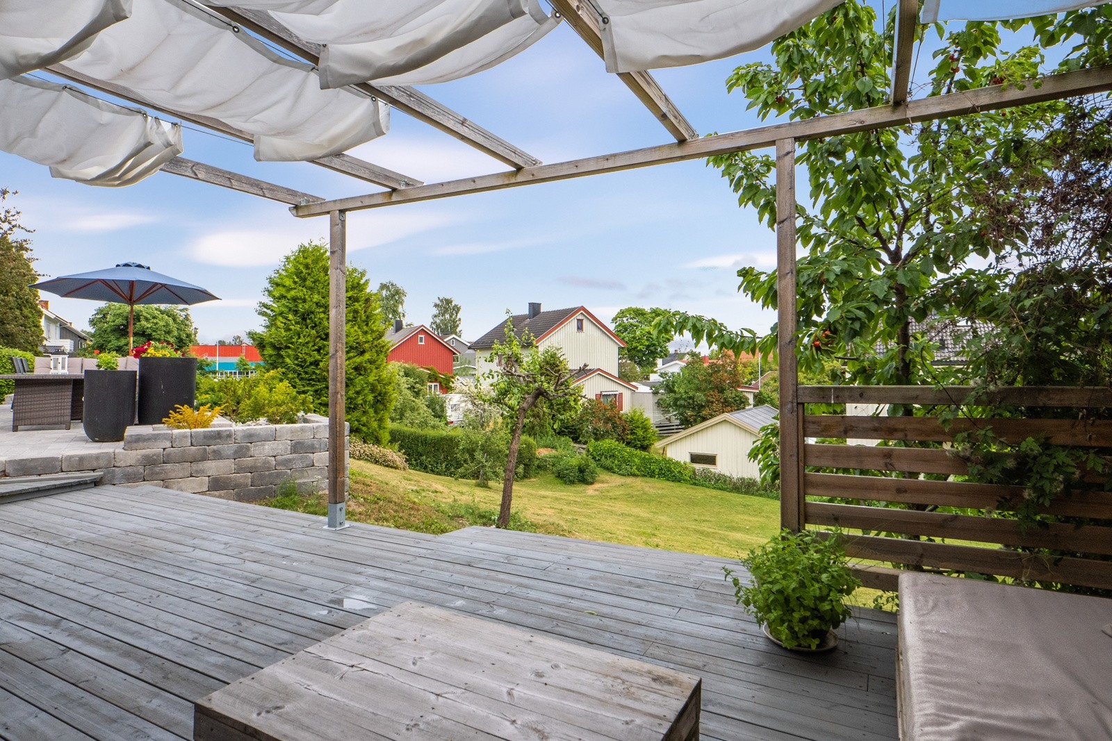 Ute er det god plass til å lage flere hyggelige uteplasser. Galleribilde