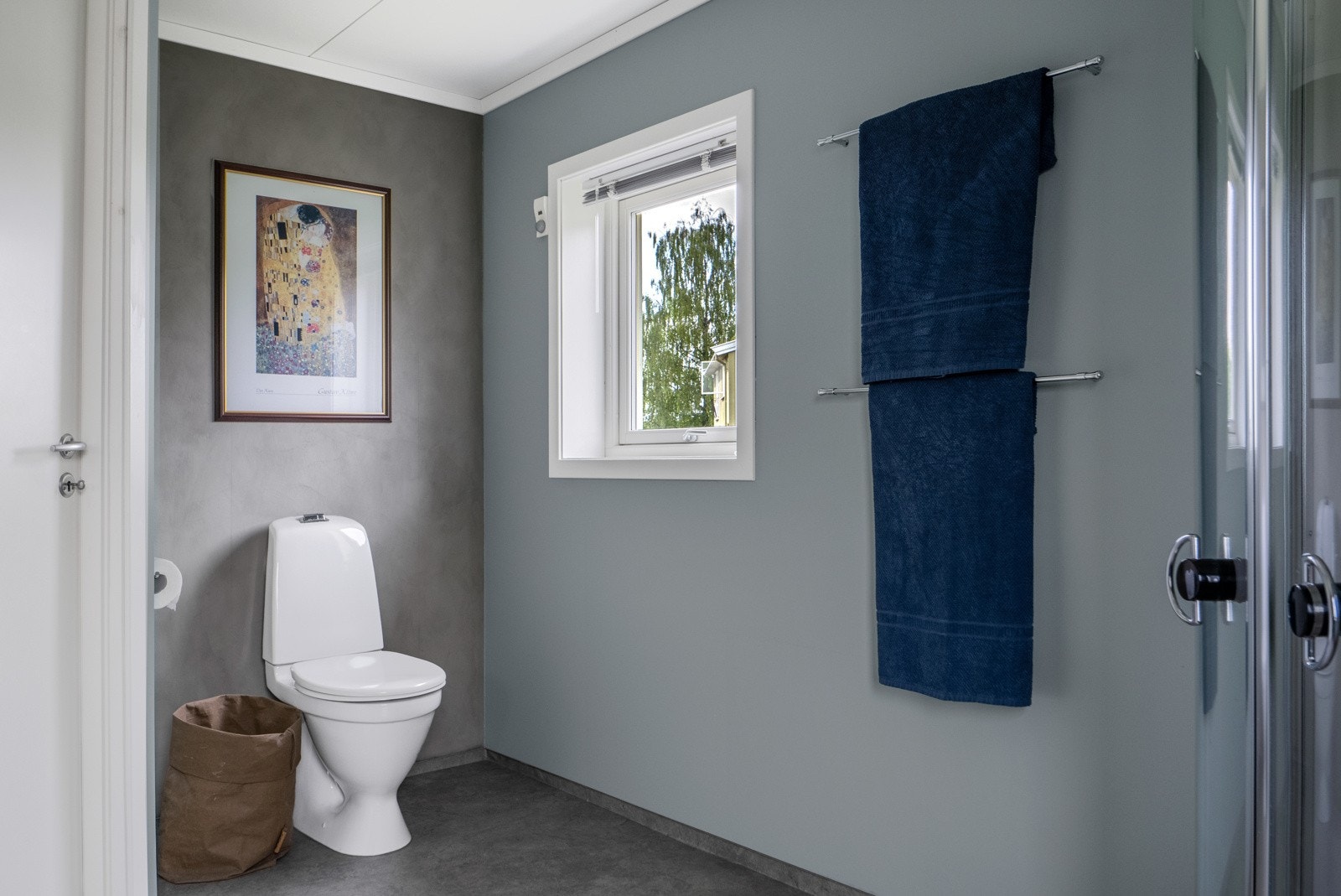 Badet har gulvbelegg på gulv og baderomsplater på veggene. Galleribilde