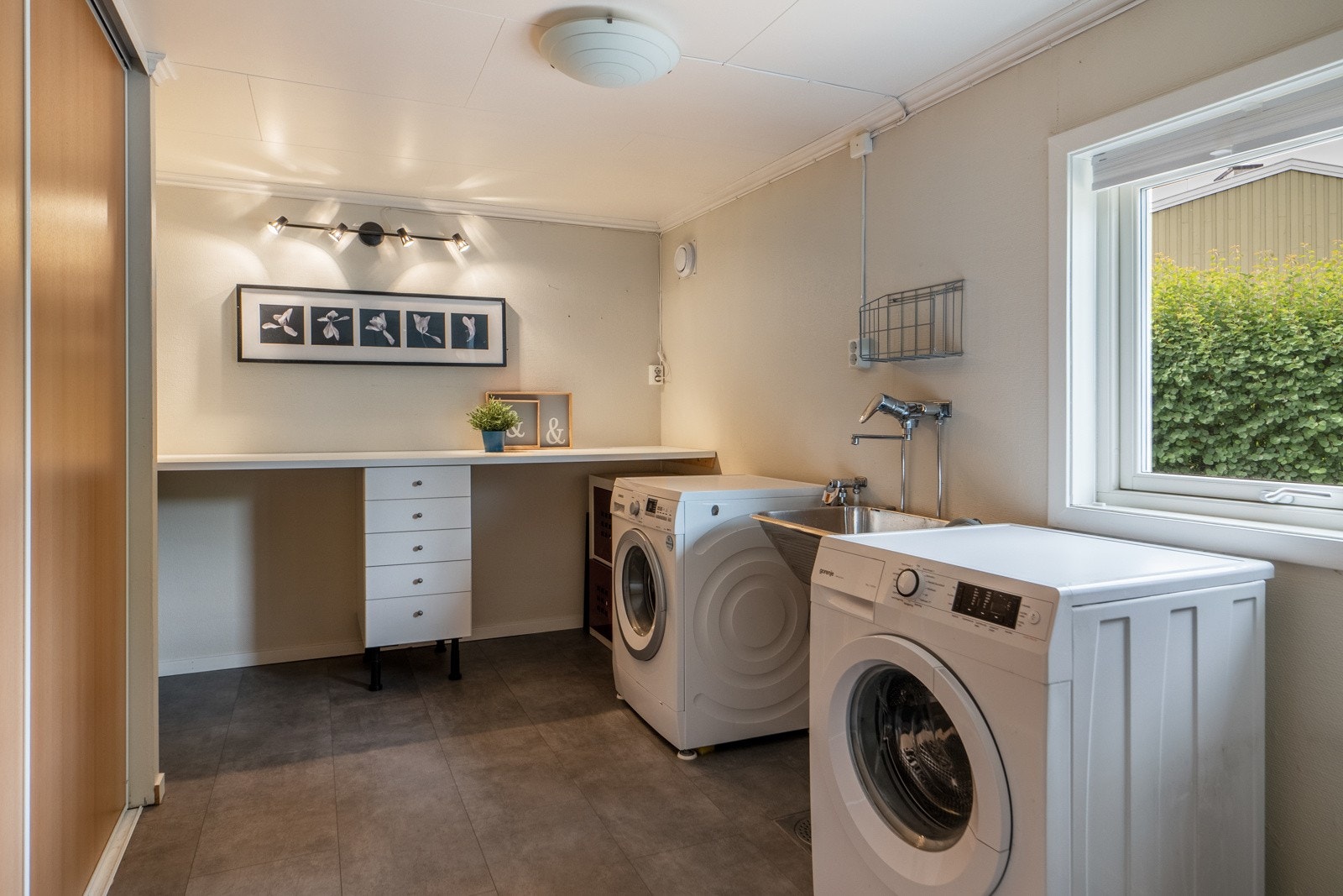 Praktisk vaskerom med opplegg for vaskemaskin. Galleribilde