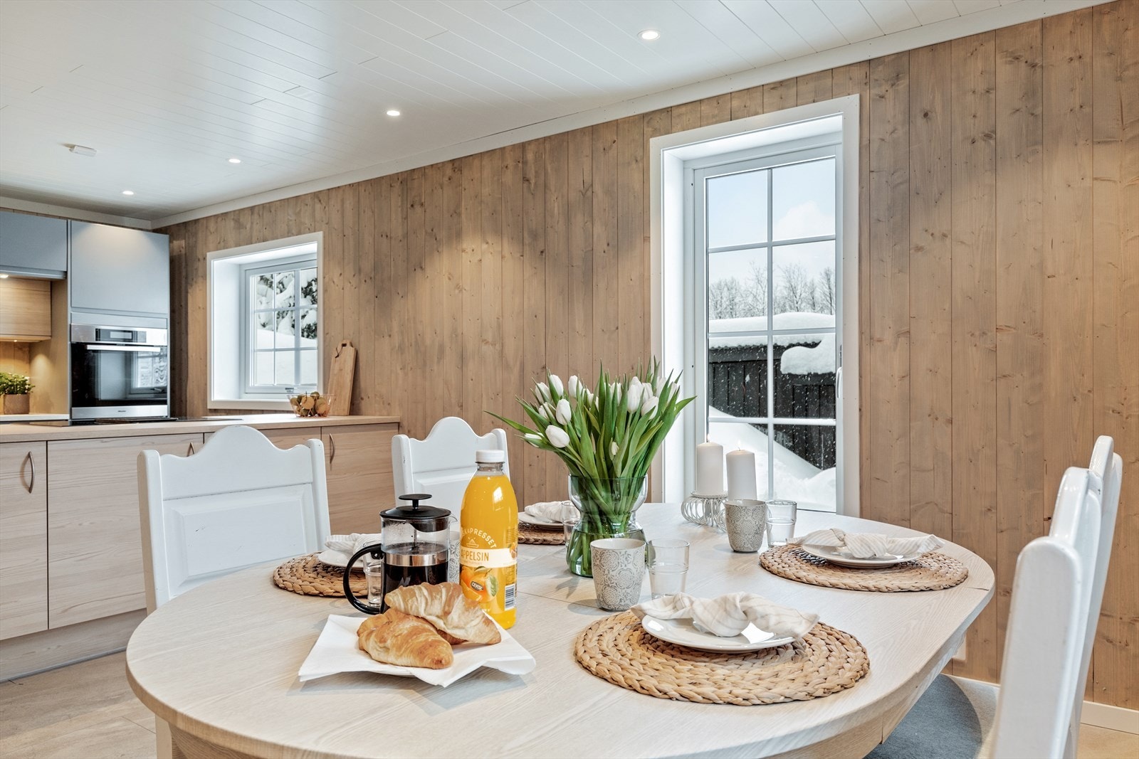 Kjøkken og spisestue med utgang til lun uteplass. Galleribilde