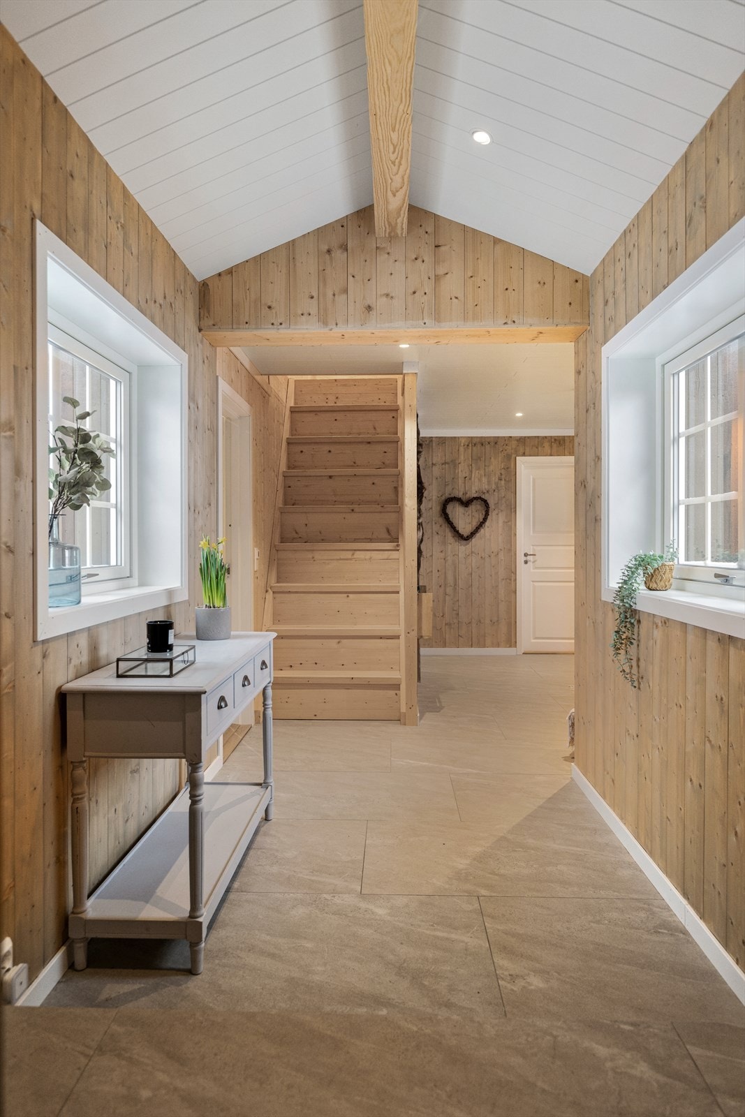 Mellomgang til ny del. Trapp opp til hems med et soverom og loftstue. Galleribilde