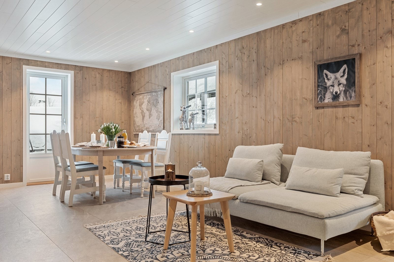 Kjøkken/allrom har også god plass for liten sofagruppe. Det er utgang til terrasse fra kjøkkenet. Galleribilde