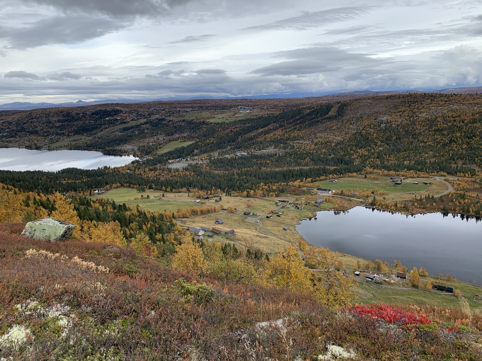 PÅ tur opp til Valsfjell. Her ser du både Gålavatnet og Valsvatnet. Hytta ligger like til høyre utenfor bildet Galleribilde