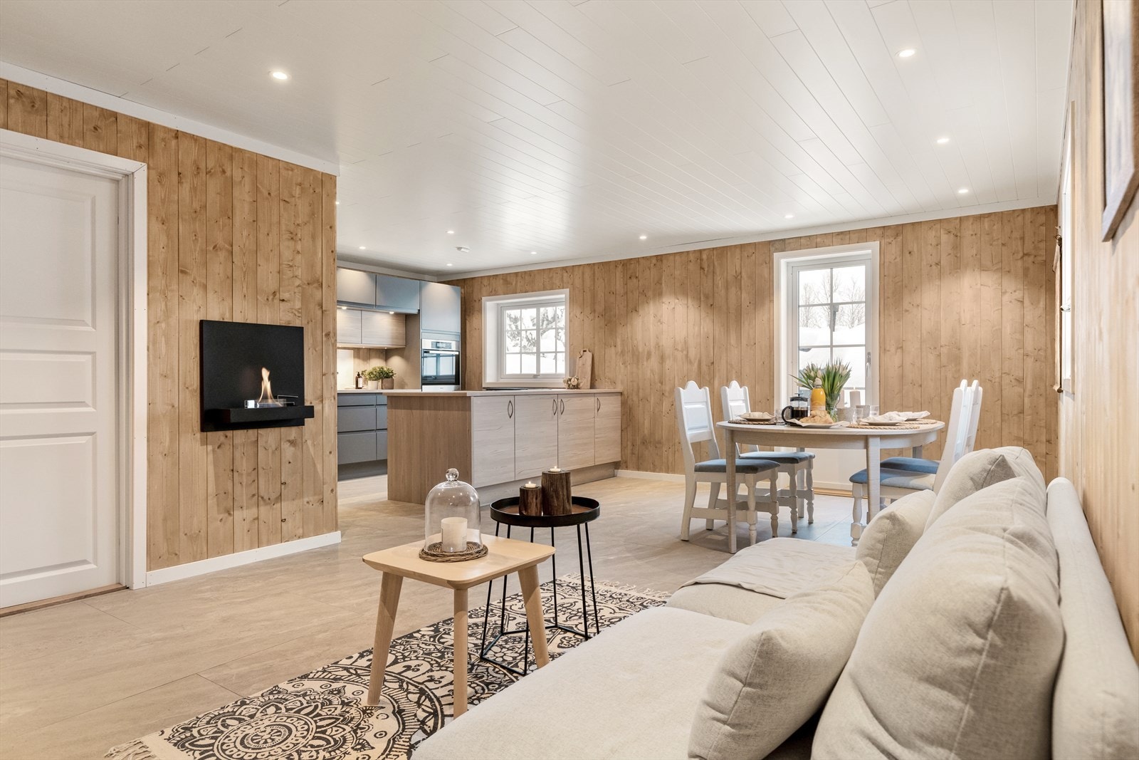 Velkommen til Børkdalsvegen 348! Her er kjøkken/allrom med utgang til terrasse. I tillegg rommer nybygget 2 soverom, bad og gang samt hems med loftstue og soverom. Galleribilde