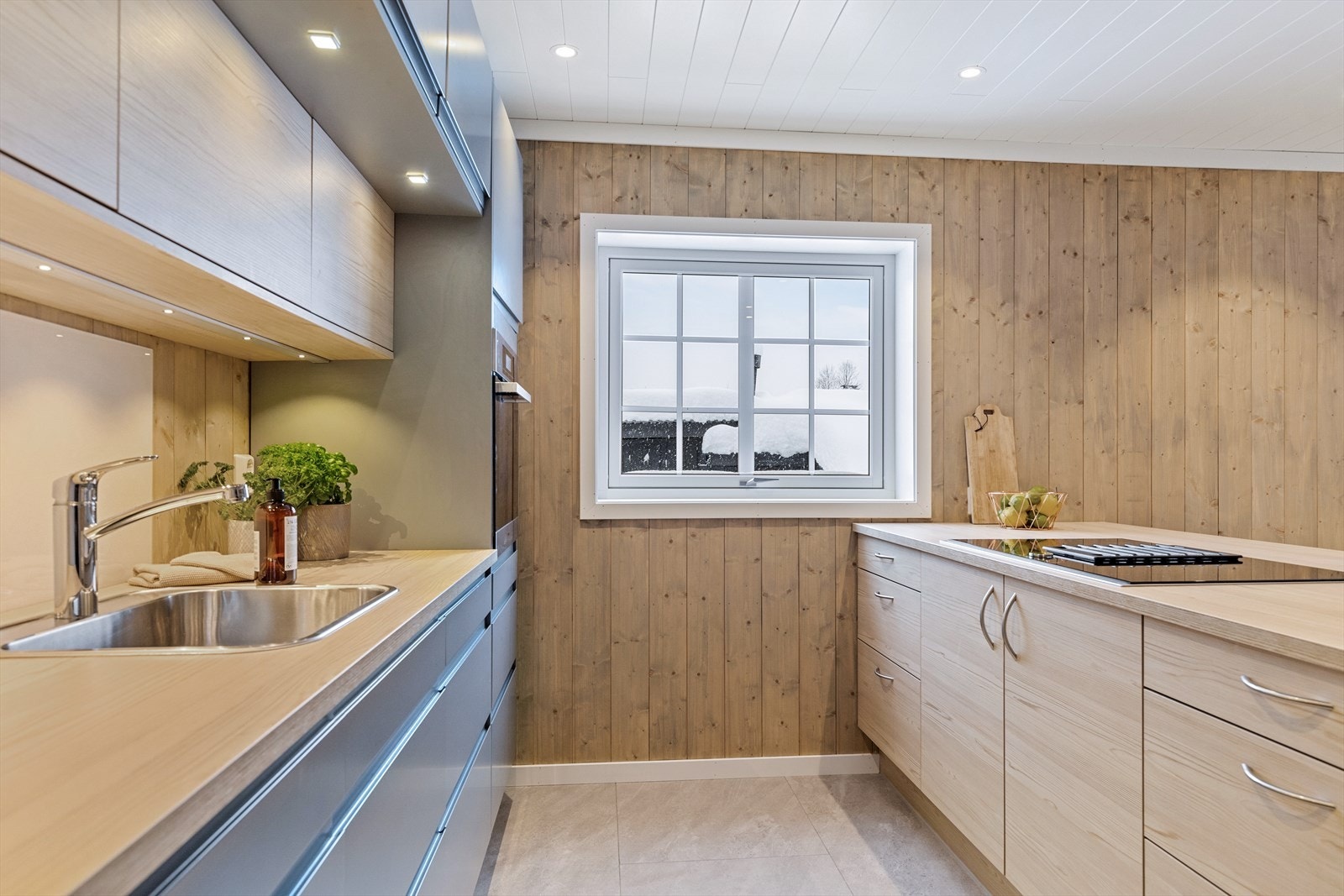 Kjøkken ligger i tilbygget og har moderne innredning. Integrert ventilator på koketopp. Galleribilde