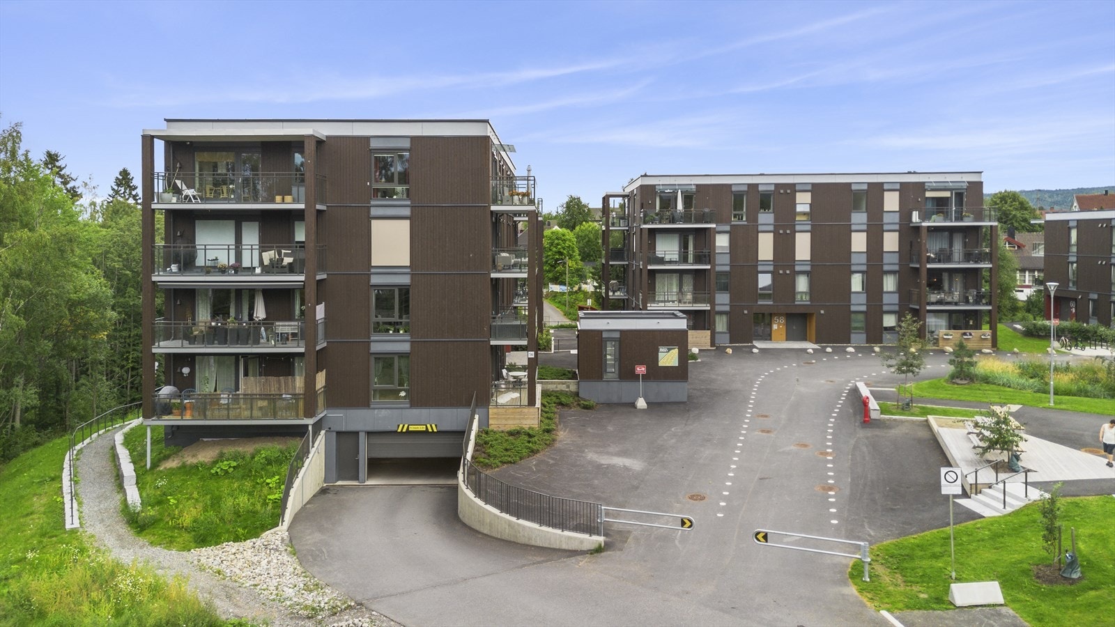 Nedkjøring til parkeringskjeller ved den nederste blokken. Galleribilde