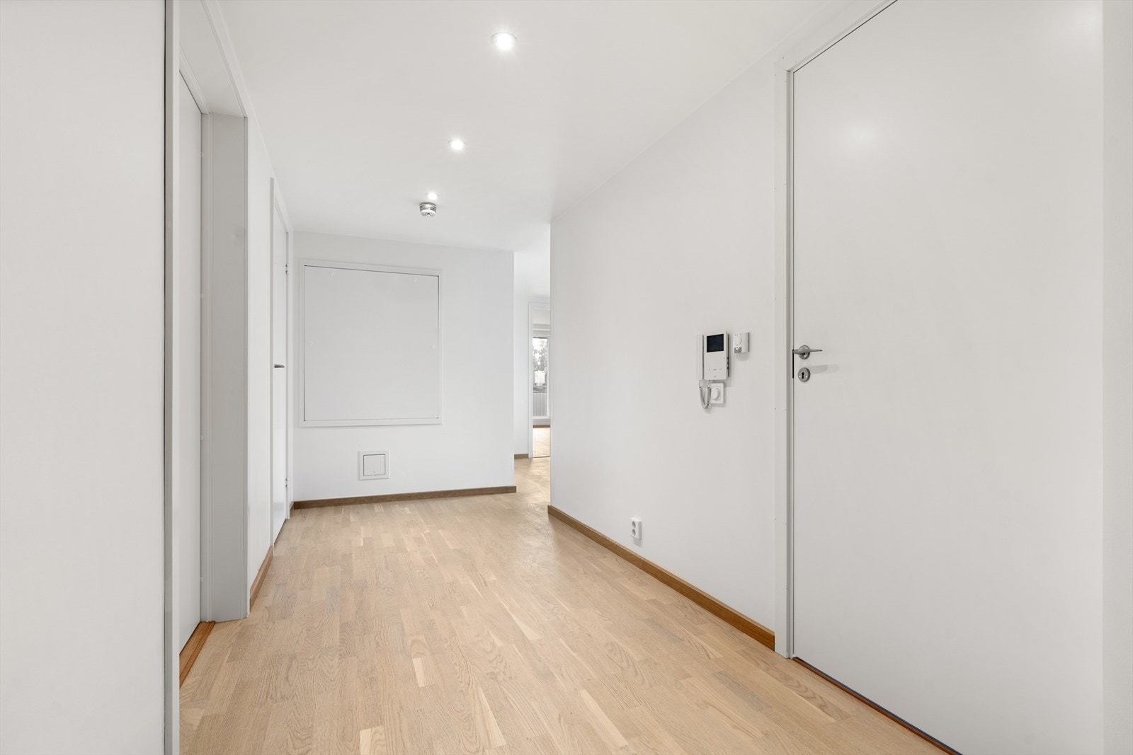 Leiligheten har en innbydende entre som effektivt knytter rommene i leiligheten sammen. Galleribilde