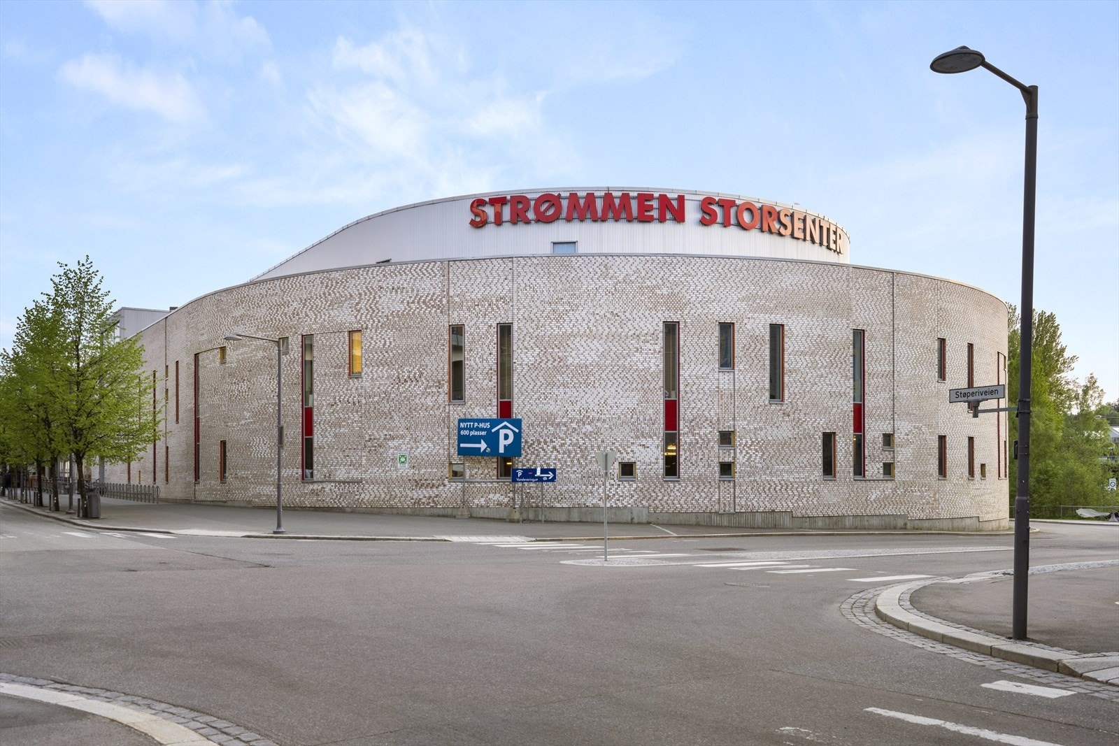 Det er kort vei til Strømmen Storsenter som er et av de største kjøpesentre i Norge. Galleribilde
