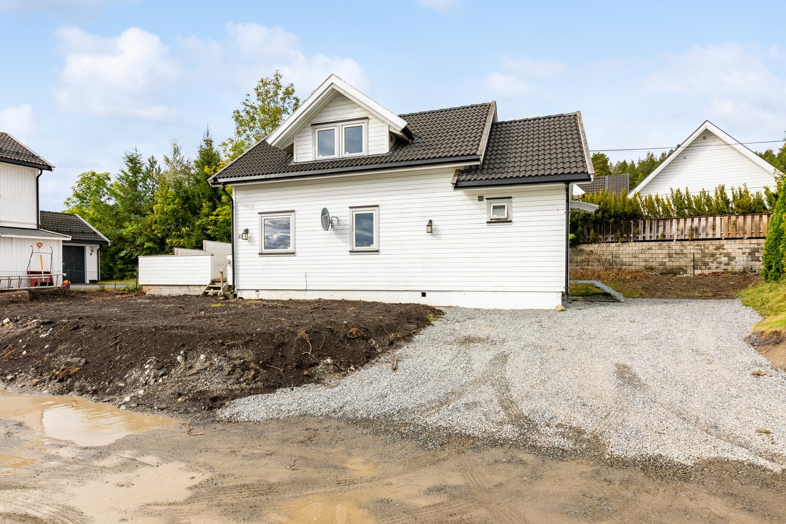 Det foreligger godkjennelse på oppføring av enebolig med integrert garasje på eiendommen (tilsvarende de som er oppført på naboeiendommene). Galleribilde