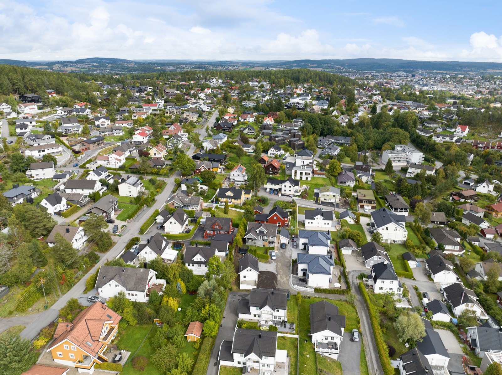 Eiendommen ligger i et pent og etablert villastrøk på populær Fjellhamar. Få min gange til Togstasjonen, nye Fjellhamar skole ligger i området. Galleribilde