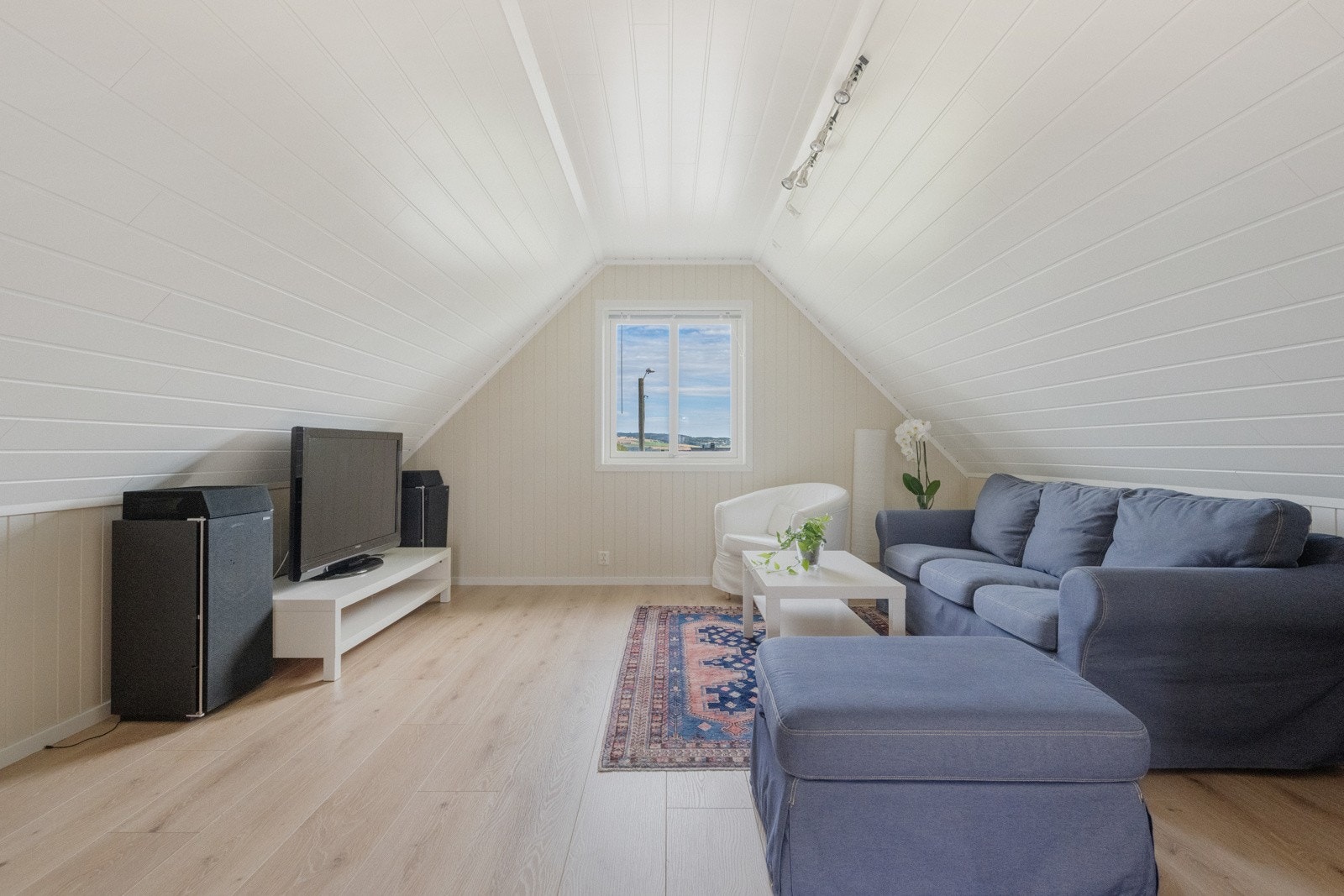 Loft over garasje er innredet med gang, bod og en koselig loftstue. Galleribilde