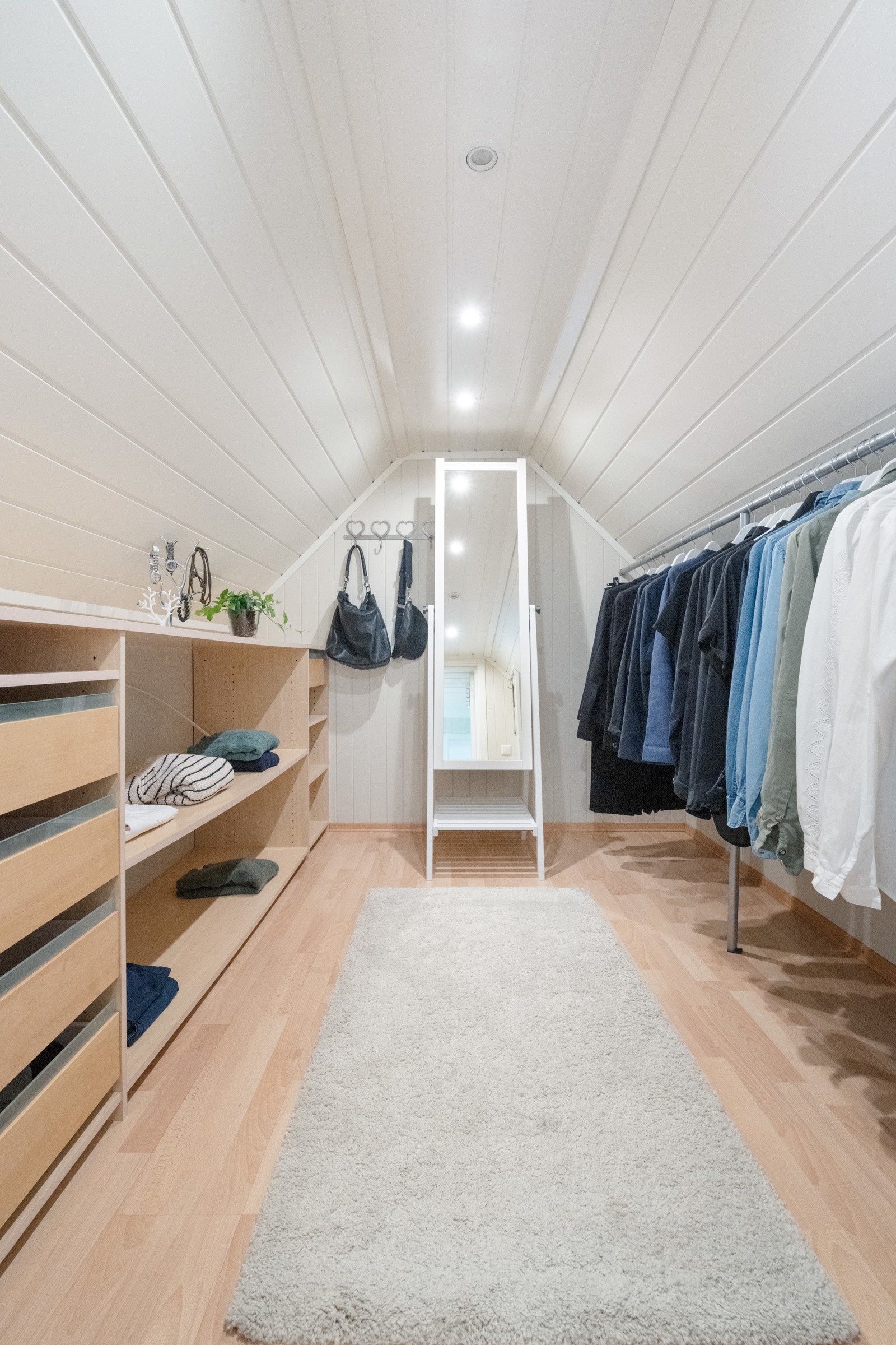 Mulighet for å sette inn dør i walk-in-closet for innvendig adkomst til stue over garasje. Galleribilde