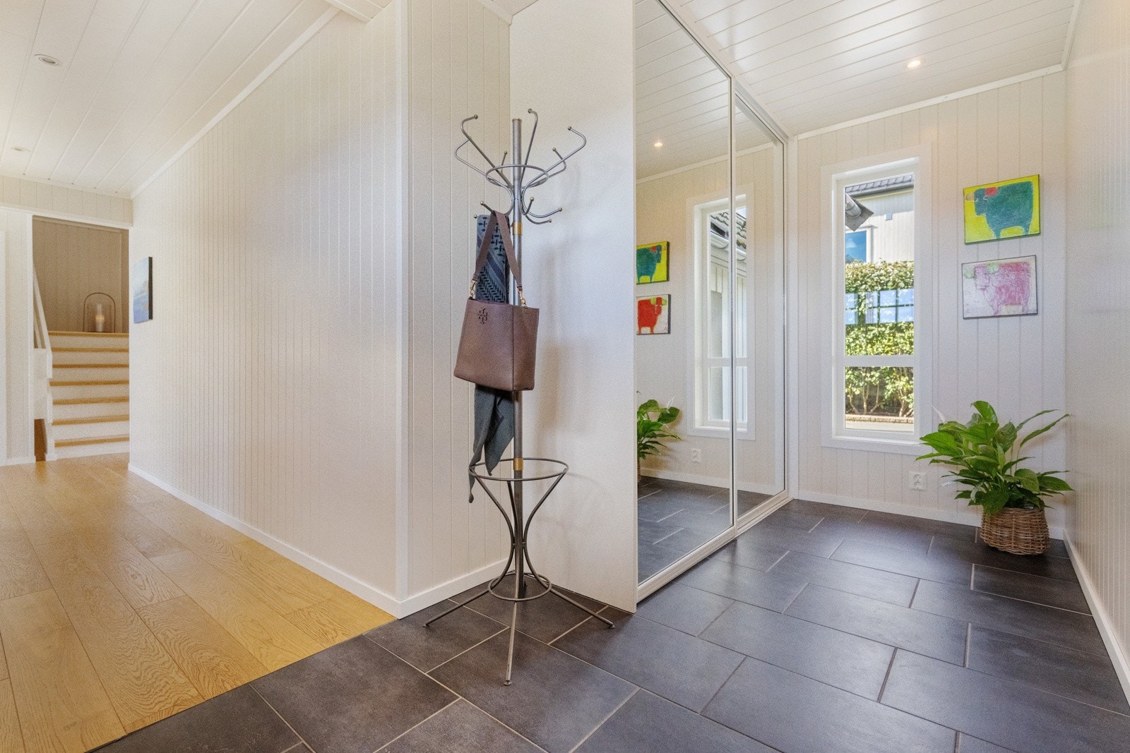 Romslig gang med skyvedørsgarderobe. Galleribilde