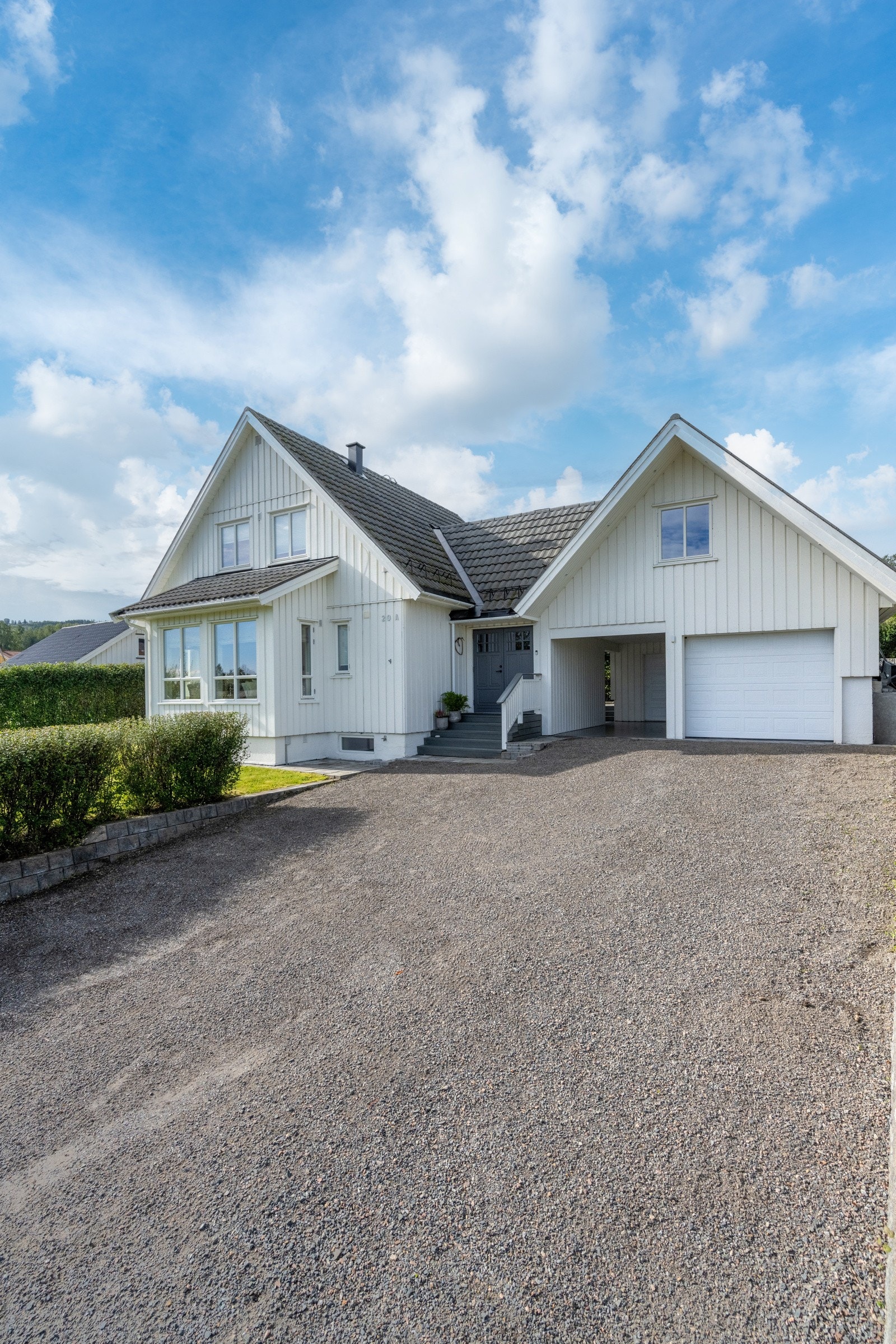 Gruset gårdsplass med gode parkeringsmuligheter. I tillegg finnes 2 biloppstillingsplasser i garasje/carport. Galleribilde