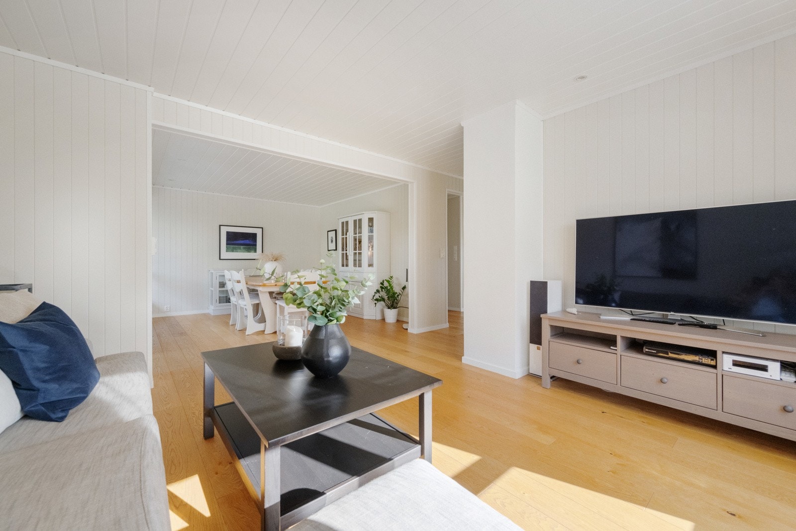 I stuedelen er det god plass til sofa- og tv-møblement. Galleribilde