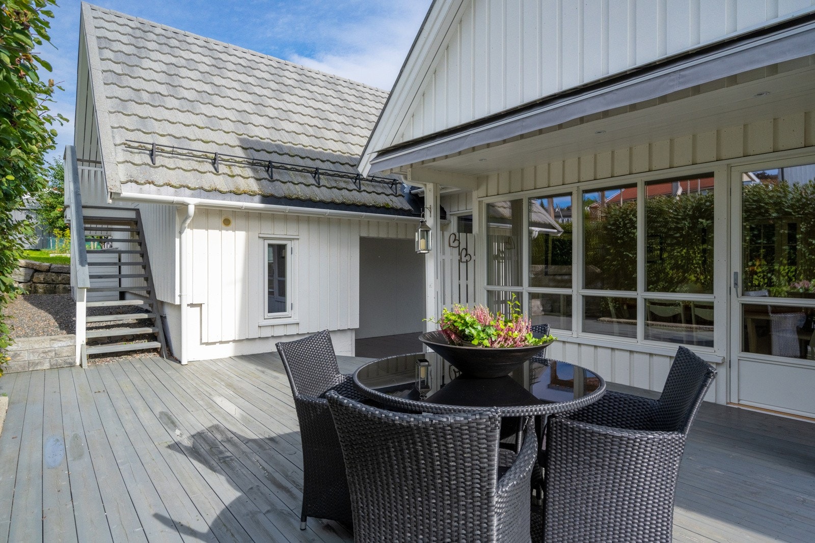 Stor og skjermet terrasse mot sørvest. Galleribilde