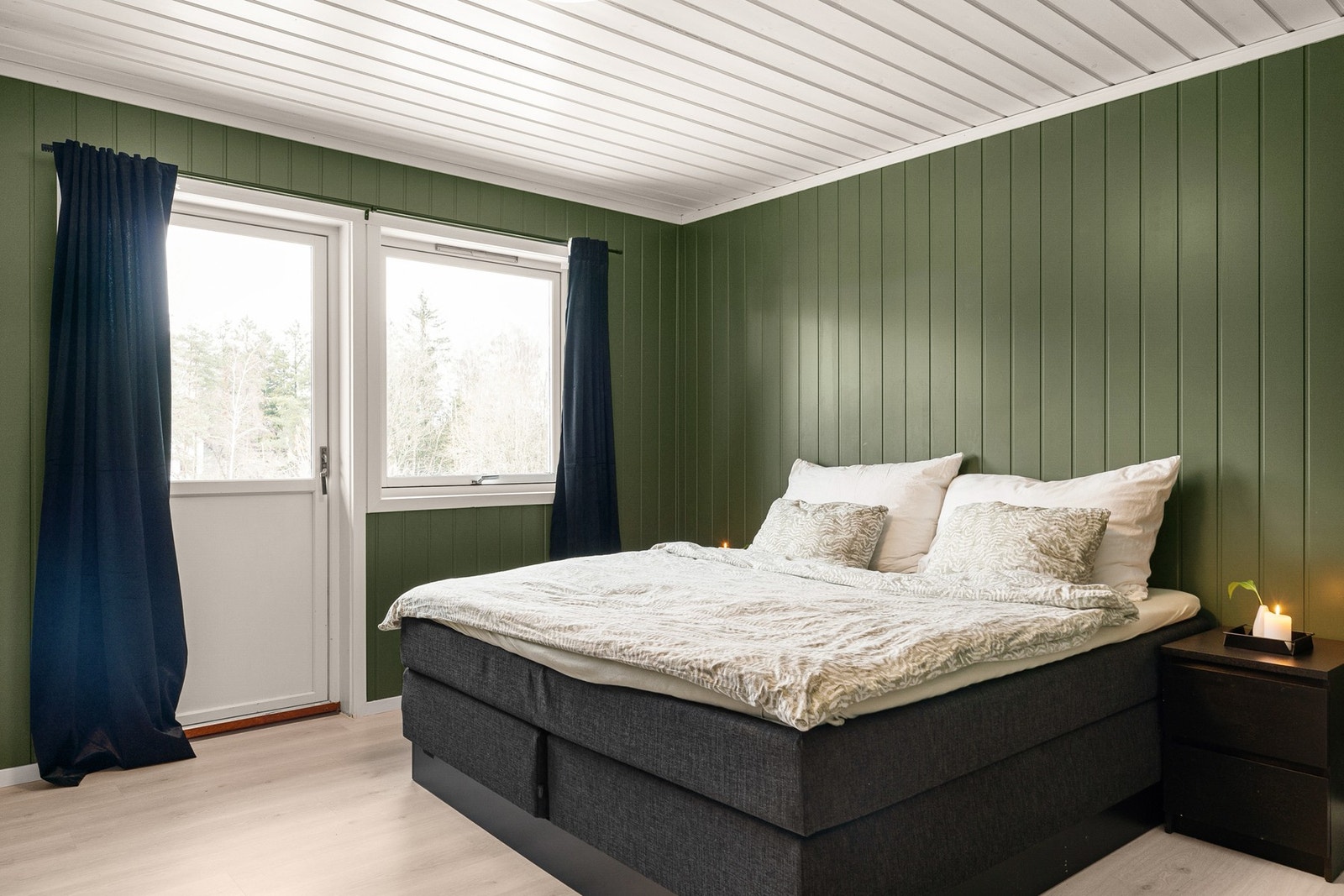 Hovedsoverom i hoveddelens 1. etasje med utgang til veranda. Galleribilde