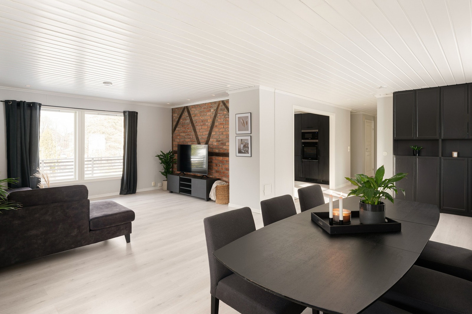 Hoveddelens 1. etasje inneholder stue, kjøkken, bad og 2 soverom. Galleribilde