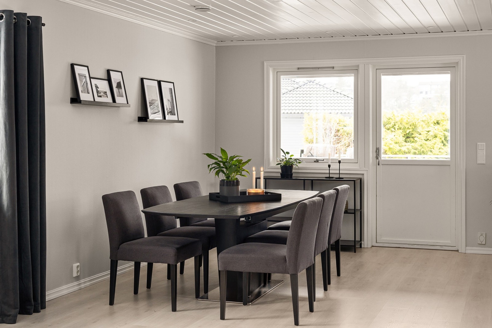 Fra stuen er det utgang til stor veranda med gode solforhold. Galleribilde