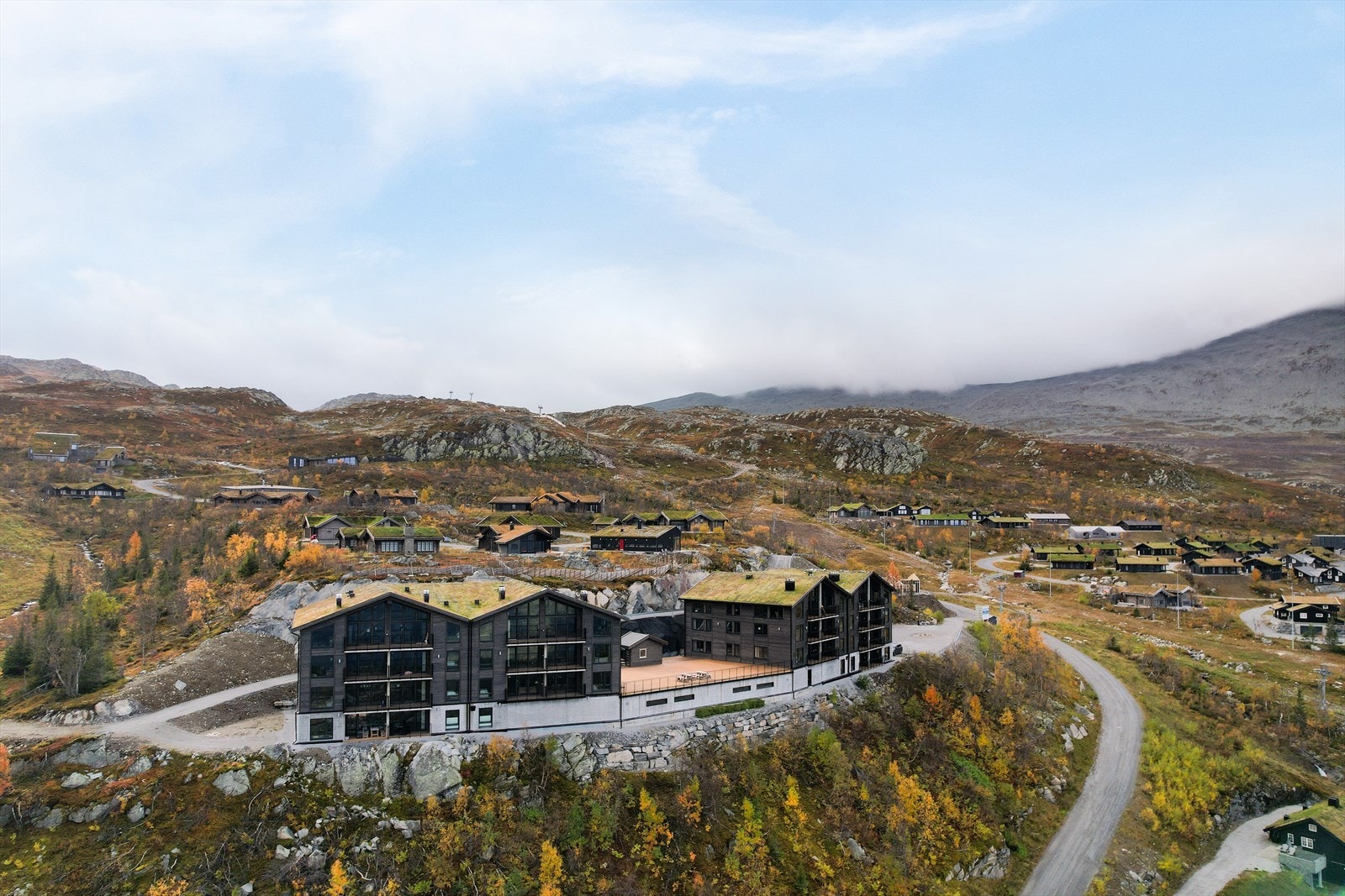 Det er kort vei til Cafeen/Brasseriet Bygget ved Hovdestaul, som serverer mat og drikke når bakkene er åpne. Fra Gausta Residence går det lysløype til og fra Gaustablikk høyfjellshotell hvor det blant annet også ligger en kolonial og Sport 1-butikk. Galleribilde