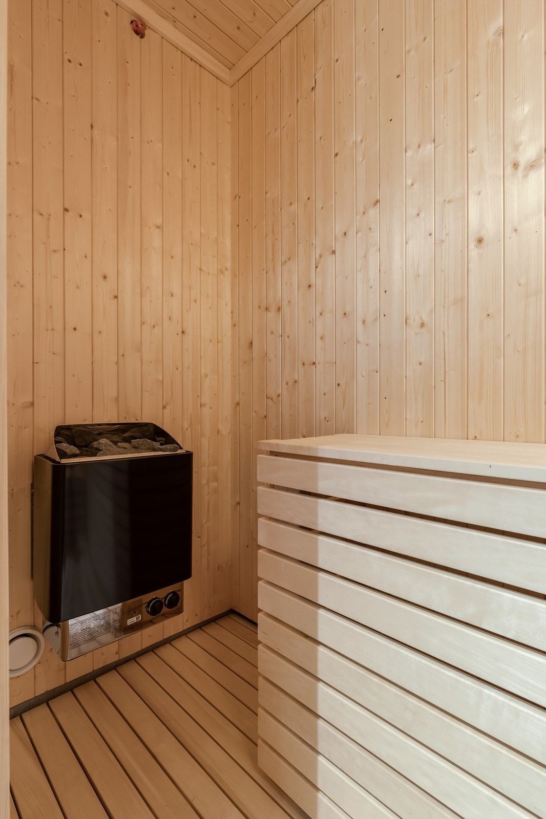 Fra badet er det inngang til en deilig badstue. Badstuen har benker og elektrisk badstueovn. Galleribilde