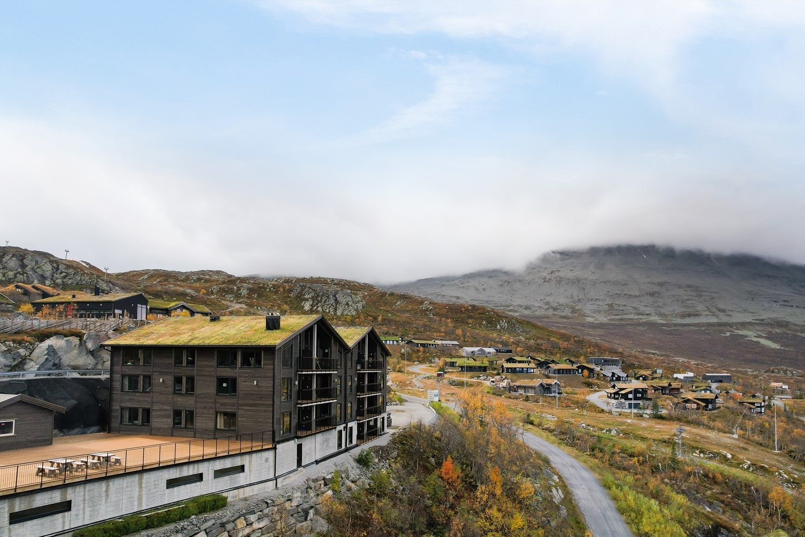 Gausta Residence ligger sentralt til i naturskjønne omgivelser med alpinbakken i nærheten - her har man Ski in-out til både langrenn og alpint. Gaustablikk er et populært område som kan tilby fantastiske naturopplevelser sommer som vinter. Galleribilde