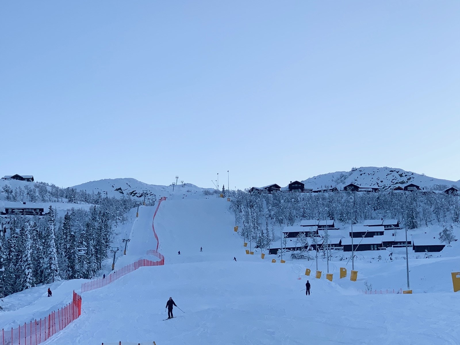 Skisenteret har 35 nedfarter og 13 heiser inkludert 2 ekspresstolheiser. Galleribilde