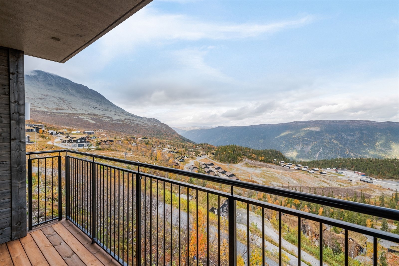 Fra verandaen er det en nydelig utsikt ut over nærområdet, nærliggende fjellandskap og Gaustatoppen. Galleribilde