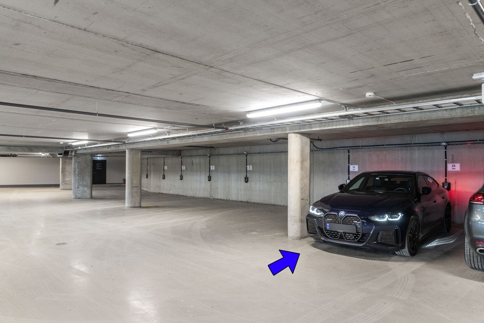 Videre har fritidsboligen en parkeringsplass i felles garasjeanlegg i 1. etasje. Galleribilde