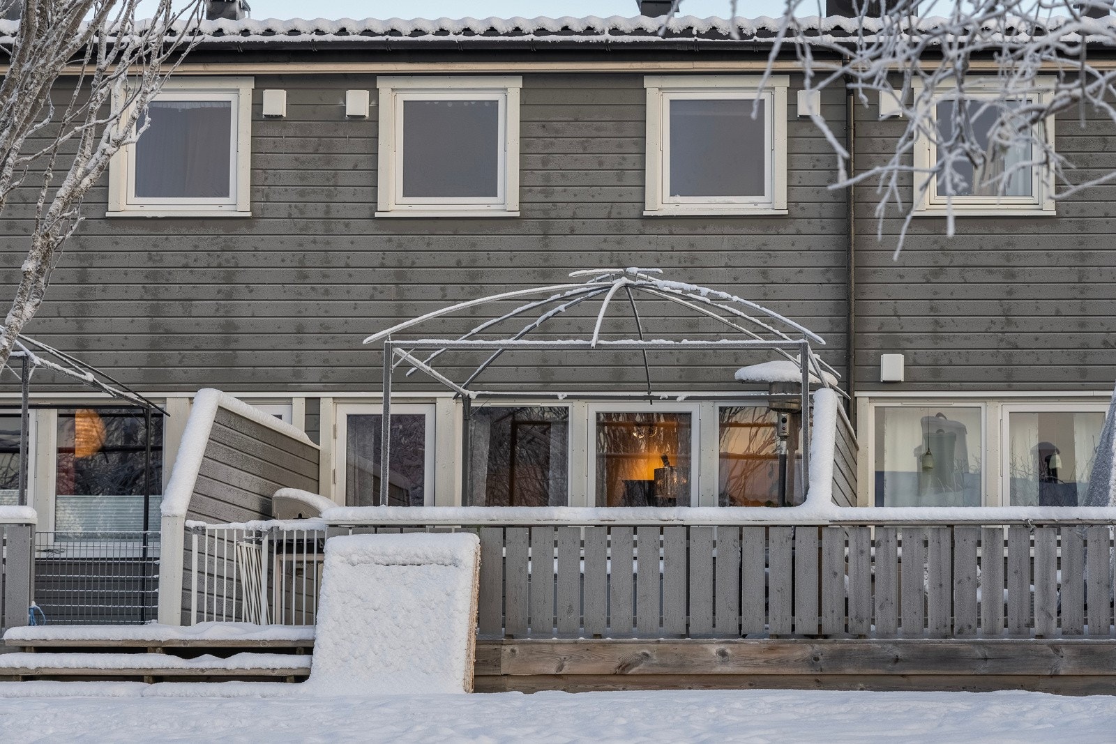 Boligen er betydelig renovert utvendig i regi av borettslaget med blant annet ny kledning og etterisolerte vegger. Galleribilde