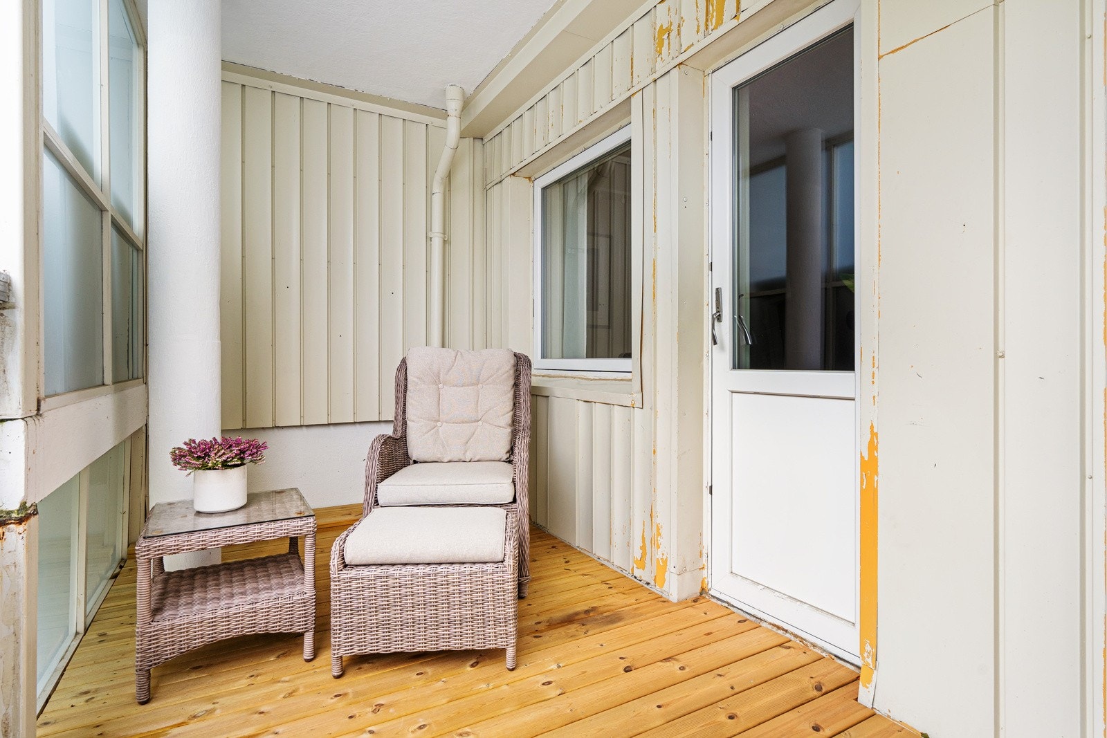 På balkongen er det lagt terrassebord og plass til grill og utemøblement Galleribilde