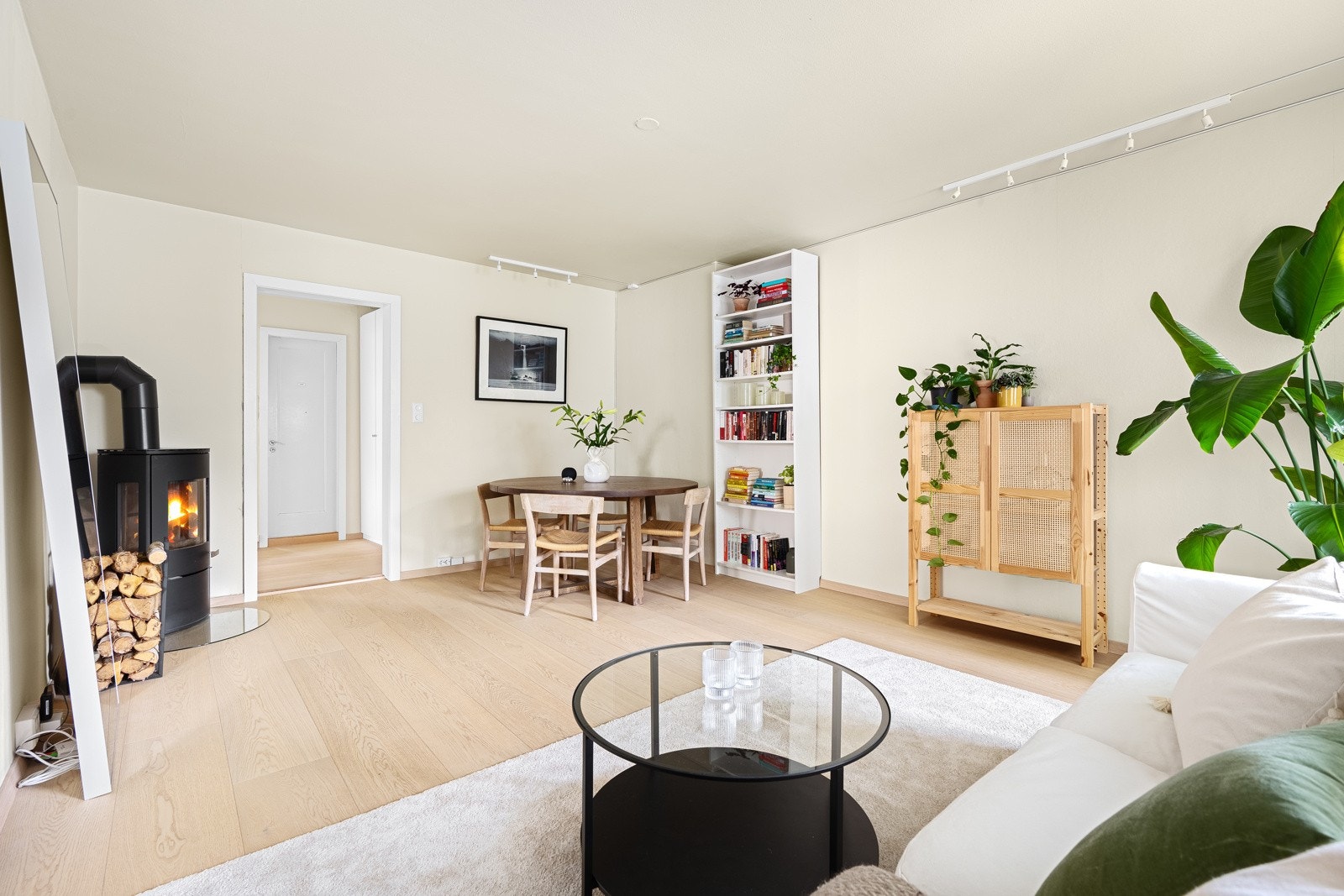 Åpen og luftig stue med nytt gulv og malte overflalter i 2022 Galleribilde