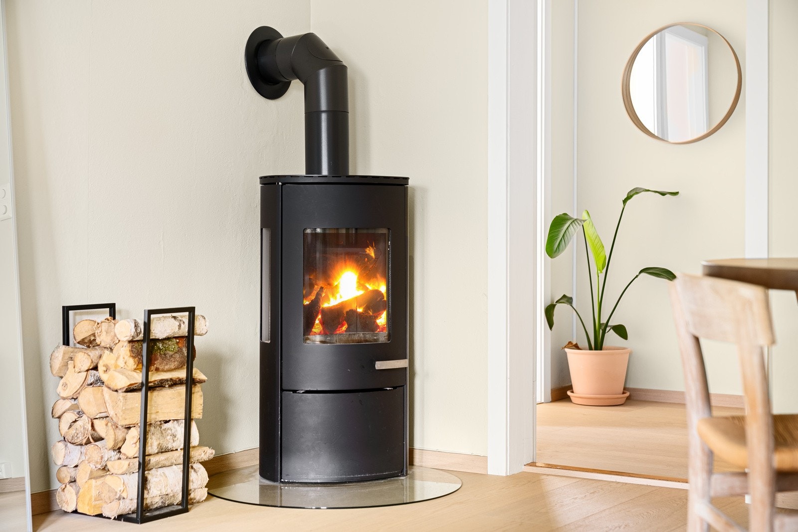 Koselig vedovn som varmer godt på kalde høst- og vinterdager Galleribilde