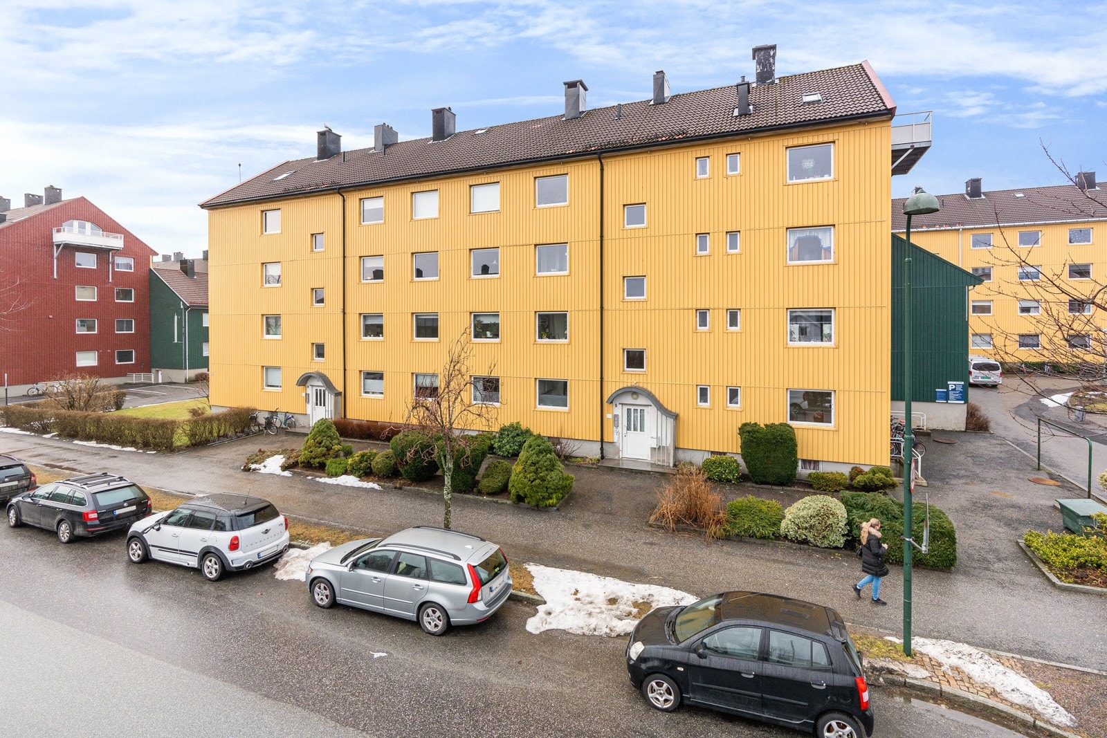 Leiligheten ligger i en høy første etasje Galleribilde