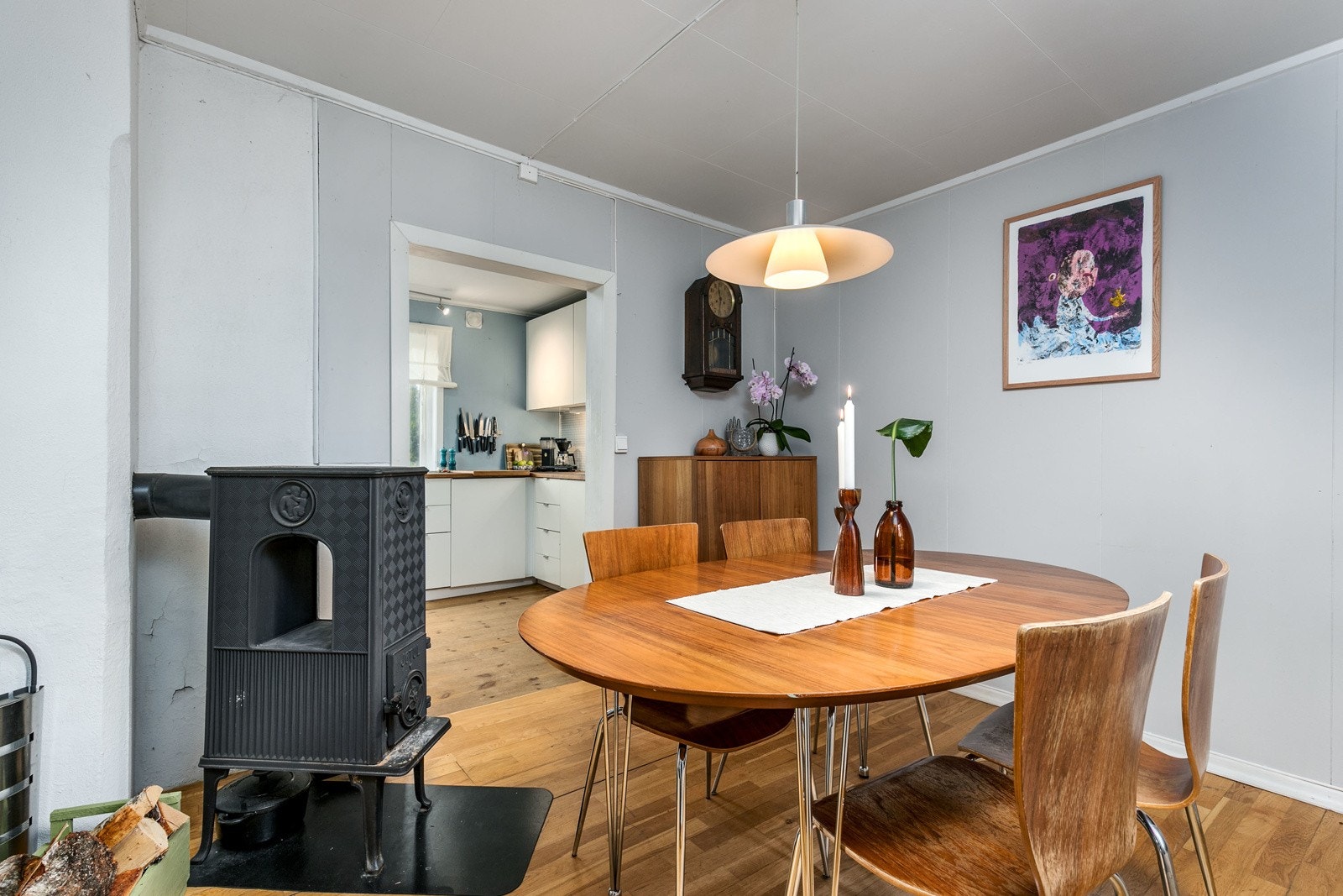 Det er installert en eldre peisovn i spisestuen. Galleribilde
