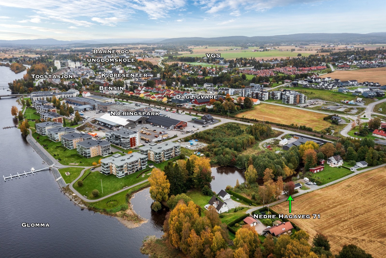 Fra eiendommen er det kort vei til skoler i alle trinn. Årnes skole (1-7 klasse) og Runni ungomdsskole ligger begge ca. 2,5 km fra boligen. Videre har man Nes videregåendeskole og Hvam videregåendeskole som gir godt valg av skolelinjer. Galleribilde