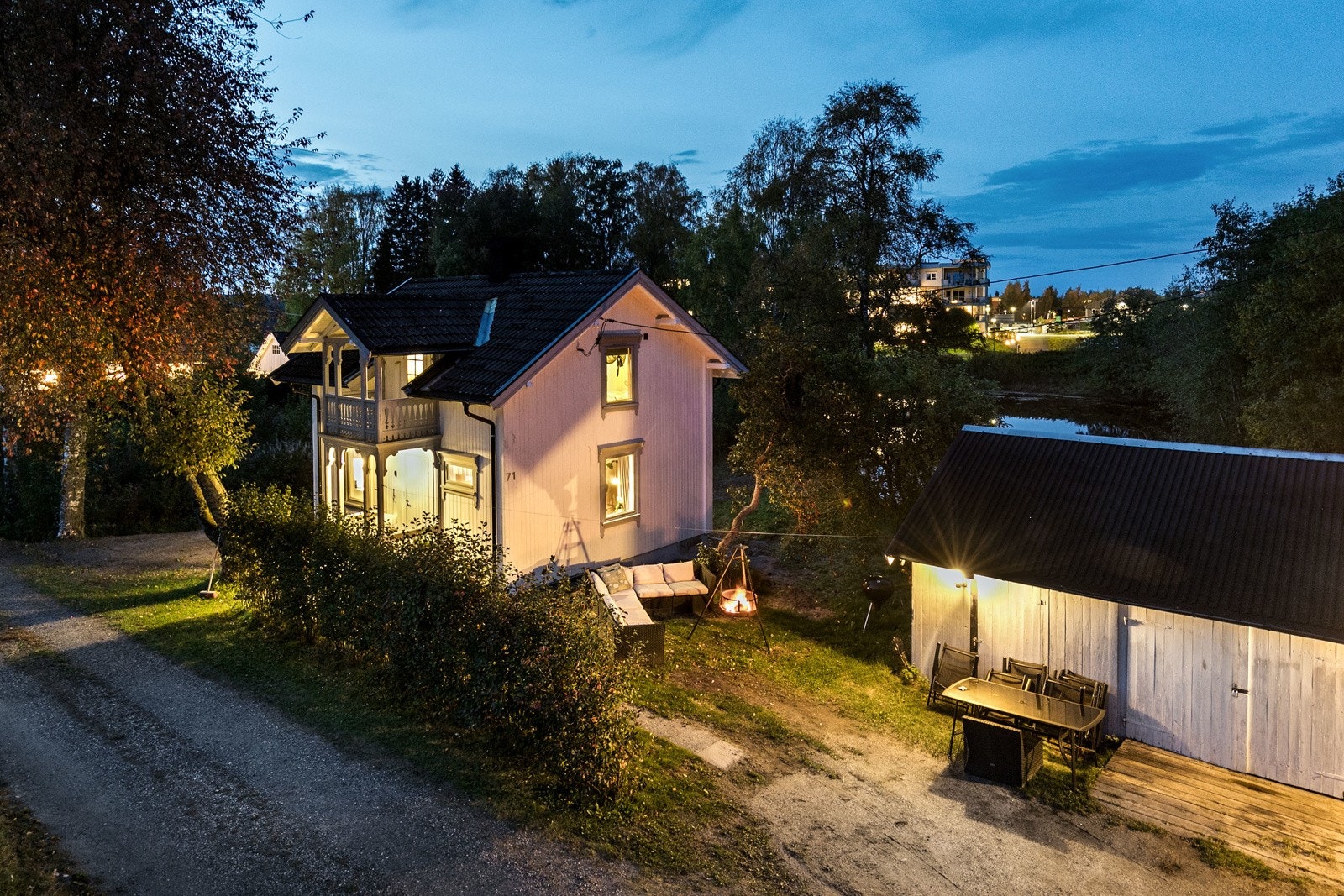 Kveldsstemning - fasade og uteområde Galleribilde