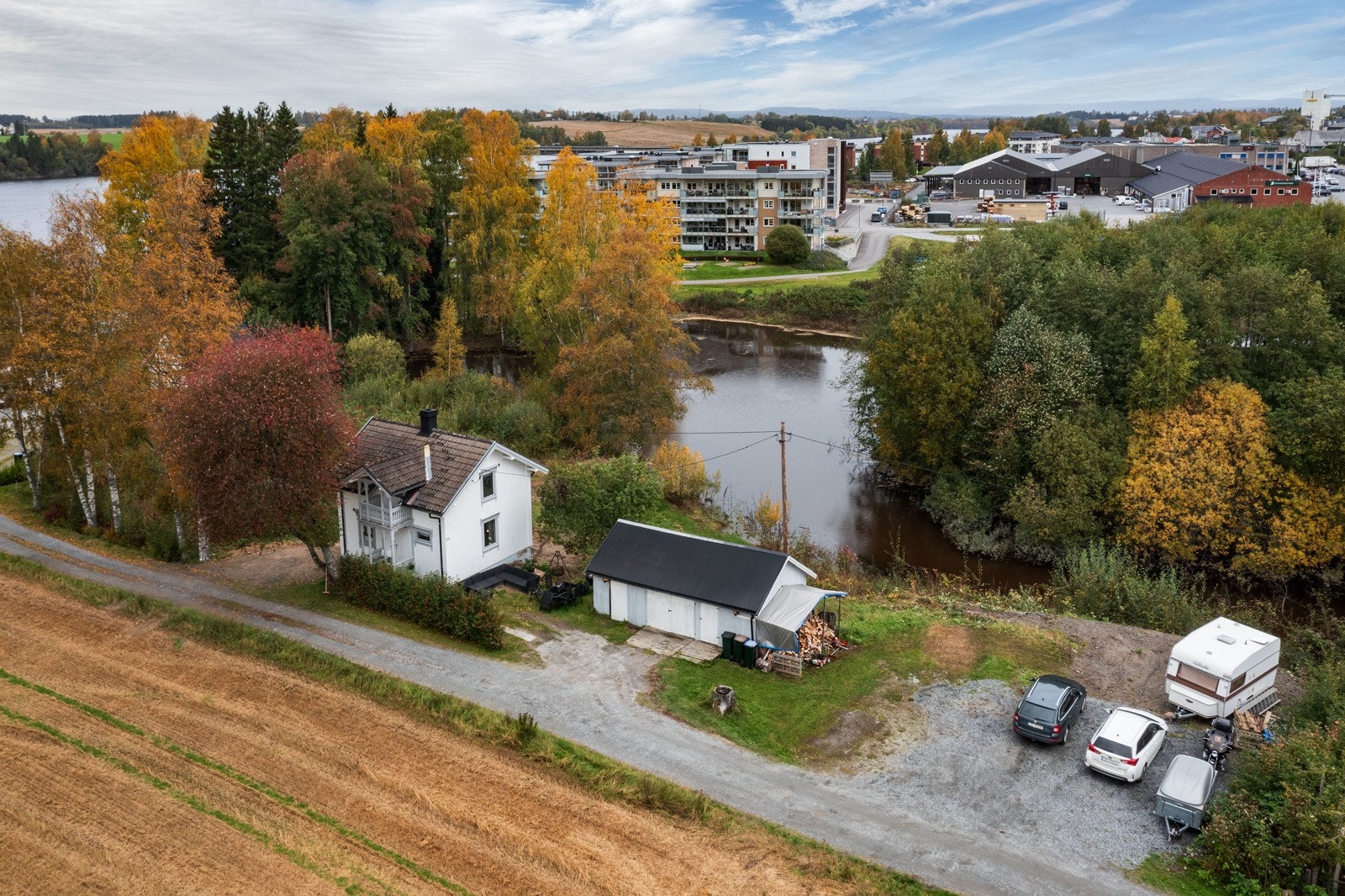 Området gir god mulighet for offentlig kommunikasjon via buss og tog. Årnes Stasjon har både buss og togforbindelser med gode pendlermuligheter inn mot Oslo. Galleribilde