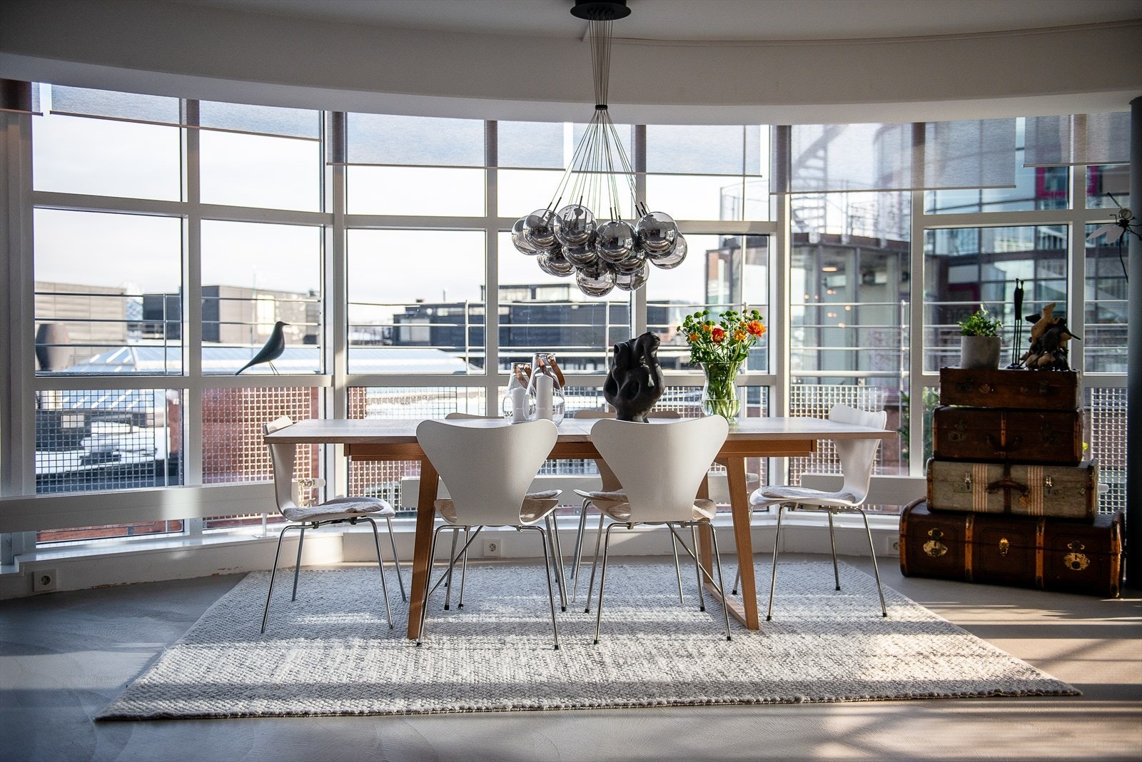 Med store vindusflater som slipper inn rikelig med naturlig lys. Galleribilde