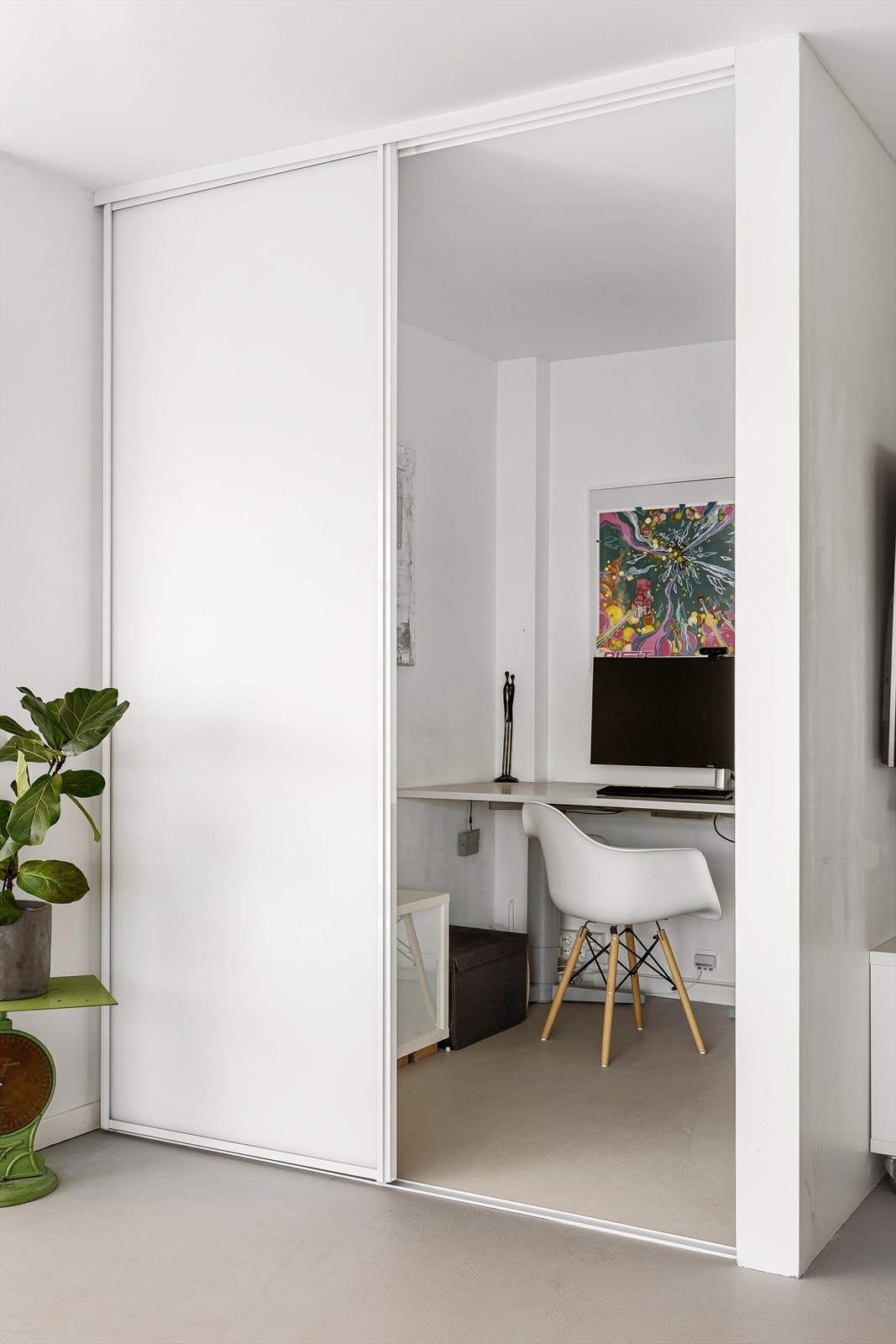 Praktisk rom som i dag er innredet til hjemmekontor. Galleribilde