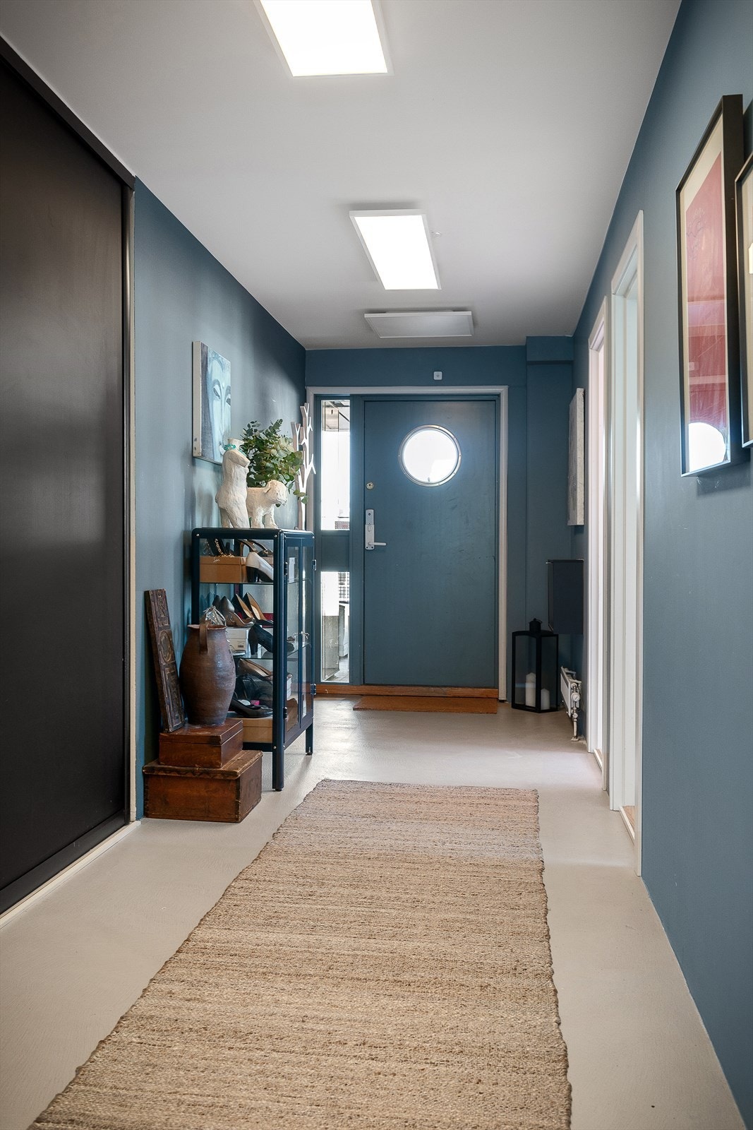 Entréen er romslig og utstyrt med skyvedørsgarderobe med bodløsning. Galleribilde