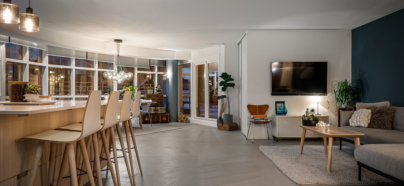Lekker leilighet med vinduer som omkranser leiligheten og gir fantastisk lys og utsyn Galleribilde