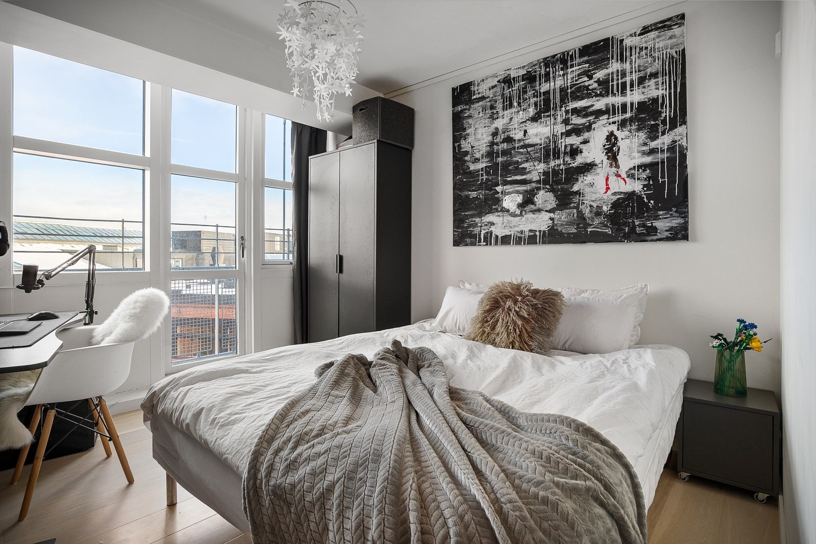 Soverom 2 har plass til skap, pult og har også tilgang til luftebalkong. Galleribilde
