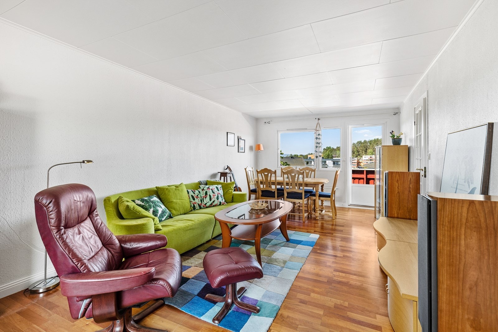 Stuen er luftig med gode lysforhold, og en utforming som er enkel å innrede. Galleribilde