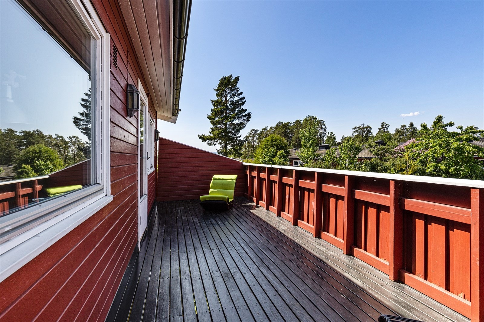 Her sitter du usjenert i grønne omgivelser. Galleribilde