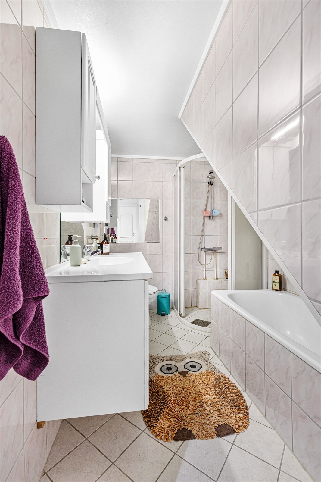 Innredningen er bestående av servant med underskap og overskap med speil, og innmurt badekar. Galleribilde